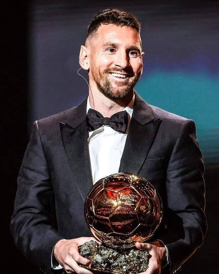 Image de Football. Lionel Messi est sans aucun doute l'un des joueurs de football les plus emblématiques de l'histoire. Originaire de Rosario, en Argentine, il a gravi les échelons du monde du football depuis son plus jeune âge. Sa carrière professionnelle a débuté au FC Barcelone, où il a passé plus de deux décennies à établir sa réputation en tant que l'un des meilleurs footballeurs de tous les temps. En 2021, Messi a pris le monde du football par surprise en quittant le FC Barcelone, son club de cœur, en raison de problèmes financiers du club et de limitations salariales imposées par la Liga espagnole. Il a rejoint le Paris Saint-Germain (PSG) dans le cadre d'un contrat à court terme, suscitant l'enthousiasme des fans du PSG et de nombreux autres amateurs de football à travers le monde. Son transfert historique a ouvert la voie à une nouvelle phase de sa carrière, qui s'est avérée être exceptionnelle. La saison 2022-2023 a été une période charnière pour Messi. En plus de ses performances individuelles de classe mondiale, il a été un atout clé pour le PSG, contribuant de manière significative à la conquête de multiples titres par l'équipe. La consécration de sa saison exceptionnelle est venue avec l'annonce de sa victoire au Ballon d'Or 2023. Cette distinction est un honneur qui reconnaît officiellement le meilleur joueur de football du monde pour l'année en cours. Ce qui rend la victoire de Messi au Ballon d'Or 2023 encore plus remarquable, c'est qu'il a remporté ce prix à l'âge de plus de 35 ans, une étape de la carrière qui est généralement considérée comme la période de déclin pour la plupart des footballeurs. Les statistiques montrent que la plupart des lauréats précédents du Ballon d'Or avaient gagné le prix alors qu'ils étaient encore relativement jeunes, généralement dans la vingtaine. Messi, cependant, a défié les attentes en maintenant un niveau de performance exceptionnel même à un âge avancé. L'une des raisons de son succès continu est sa détermination et sa passion pour le jeu. Messi a toujours eu une éthique de travail exemplaire, s'entraînant dur, se maintenant en forme et continuant à affiner ses compétences année après année. Sa vision du jeu, sa capacité à dribbler et sa précision de tir demeurent inégalées. Il est également un leader sur et en dehors du terrain, inspirant ses coéquipiers et les fans du monde entier. Cependant, la question qui se pose maintenant est de savoir si quelqu'un pourra un jour battre le record de Messi en remportant un Ballon d'Or à plus de 35 ans. C'est un exploit extraordinaire qui peut sembler insurmontable, mais le football est imprévisible et plein de surprises. Pour qu'un joueur puisse relever ce défi, plusieurs facteurs doivent être pris en compte. Tout d'abord, le joueur en question devra maintenir un niveau de performance exceptionnel tout au long de sa carrière, ce qui est déjà une tâche difficile en soi. Il devra également jouer pour une équipe performante, car le succès collectif d'une équipe est souvent lié à la reconnaissance individuelle des joueurs. Messi a eu la chance de jouer pour des clubs de haut niveau tout au long de sa carrière, ce qui a contribué à sa renommée. De plus, la chance et les circonstances joueront un rôle crucial. Il peut y avoir des joueurs tout aussi talentueux que Messi, voire plus, mais qui ne remportent pas le Ballon d'Or en raison de facteurs externes, tels que des blessures graves, des problèmes contractuels ou des changements inattendus dans le monde du football. La persévérance et la résilience seront essentielles pour surmonter ces obstacles. Enfin, la perception des votants du Ballon d'Or jouera un rôle important. Les critères subjectifs et les préférences personnelles peuvent influencer le choix du lauréat. Cela signifie que même si un joueur est exceptionnel, il n'est pas garanti qu'il remportera le prix. La victoire de Messi au Ballon d'Or 2023 ouvre la voie à des discussions fascinantes sur l'avenir du football et de ses légendes. Les fans et les experts du football spéculent déjà sur les jeunes talents qui pourraient éventuellement atteindre un tel niveau de succès à l'avenir. Peut-être verrons-nous un jour un autre joueur remporter le Ballon d'Or à un âge avancé, ou peut-être cela restera-t-il l'exploit inégalé de Messi. En fin de compte, la question de savoir si quelqu'un pourra un jour battre le record de Messi au Ballon d'Or à plus de 35 ans reste ouverte. Elle dépendra de nombreux facteurs, y compris la conjoncture du football mondial, le talent des joueurs à venir et la volonté de persévérer malgré les défis. Le monde du football est plein de surprises, et c'est ce qui le rend si passionnant. Qui sera le prochain à se hisser au sommet du football mondial et à écrire l'histoire de la manière dont Messi l'a fait ? Seul le temps nous le dira.