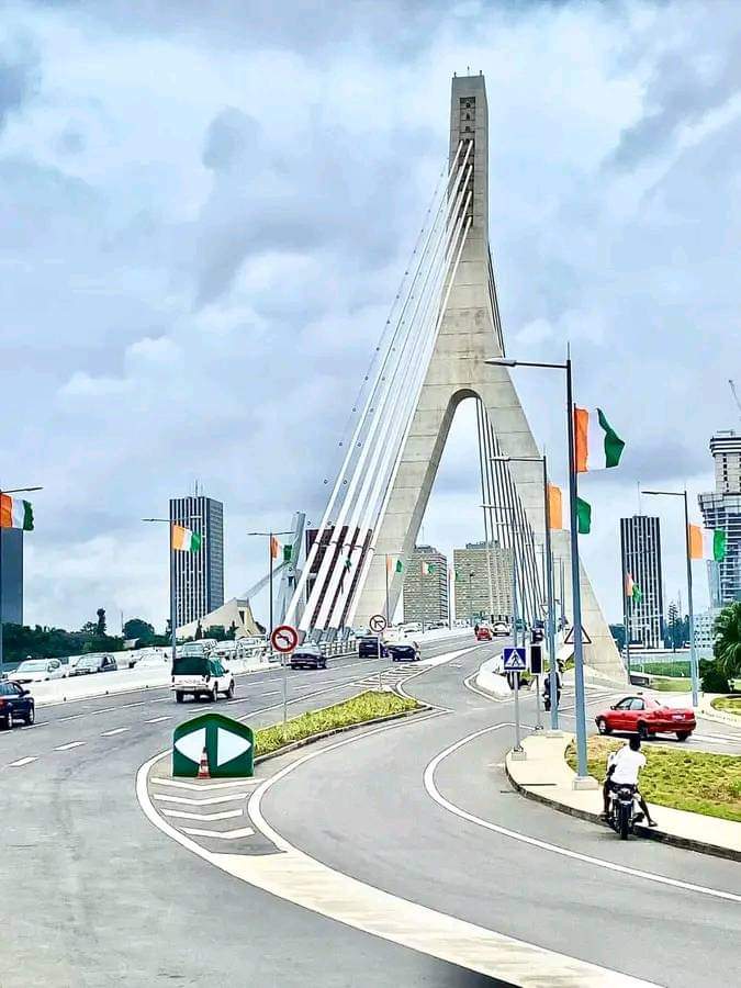 Deuxième Image de Société. Le pont Alassane Ouattara, un ouvrage d'ingénierie moderne et emblématique situé en Côte d'Ivoire, est à nouveau fermé à la circulation en ce jour, le 1er Novembre 2023. Cette décision a été prise par les autorités ivoiriennes dans le but de permettre à la population de visiter à nouveau ce site en toute sécurité. Cette nouvelle fermeture temporaire du pont suscite de nombreuses questions et réflexions sur l'impact du pont Alassane Ouattara sur la vie quotidienne des habitants d'Abidjan, ainsi que sur son rôle croissant en tant que site touristique. Le pont Alassane Ouattara, anciennement connu sous le nom de pont Henri Konan Bédié, est un ouvrage d'art majeur qui relie la commune de Cocody à celle de Marcory, dans la ville d'Abidjan. Inauguré en 2014, ce pont a été conçu pour désengorger la circulation dans la capitale économique ivoirienne, qui souffrait depuis longtemps de problèmes de congestion routière. Avec ses voies à péage, ses trottoirs pour les piétons et ses lignes de transport en commun, le pont Alassane Ouattara est devenu un élément essentiel de l'infrastructure de la région. Cependant, les fermetures régulières du pont pour des raisons de maintenance ou de sécurité ont commencé à avoir un impact significatif sur la vie des habitants d'Abidjan. Ces fermetures, bien que nécessaires pour garantir la sécurité des usagers, entraînent souvent des embouteillages massifs et perturbent les déplacements quotidiens de milliers de personnes. Les habitants ont dû s'adapter à ces interruptions inattendues, ce qui a suscité des frustrations et des inquiétudes quant à la fiabilité de cet ouvrage majeur. La décision récente de fermer à nouveau le pont Alassane Ouattara soulève des questions sur la nature de ces fermetures. Pourquoi le pont doit-il être fermé aussi fréquemment ? Quels sont les problèmes de sécurité ou de maintenance qui justifient de telles mesures ? Ces questions méritent une réponse approfondie de la part des autorités compétentes afin de rassurer la population et de garantir la durabilité de cet investissement public essentiel. En outre, il est important d'analyser l'impact économique de ces fermetures récurrentes sur les entreprises locales, en particulier celles situées de part et d'autre du pont. Les embouteillages prolongés et imprévisibles entraînent des retards dans la livraison de marchandises, des perturbations dans les horaires de travail et des coûts supplémentaires pour les entreprises qui dépendent des transports routiers. Il est nécessaire de comprendre comment ces perturbations affectent l'économie locale et comment elles pourraient être minimisées à l'avenir. Parallèlement à ces préoccupations, le 4ème pont, également connu sous le nom de pont Henri Konan Bédié, est en train de gagner en popularité en tant que site touristique. Les fermetures régulières du pont Alassane Ouattara ont poussé de plus en plus de visiteurs à explorer cet autre ouvrage d'art. Le 4ème pont est devenu un lieu de promenade prisé, offrant une vue panoramique spectaculaire sur la lagune Ébrié et la ville d'Abidjan. Les cafés et les marchands locaux ont prospéré grâce à cette affluence de touristes. Cependant, cela soulève une question importante : les fermetures du pont Alassane Ouattara sont-elles une aubaine pour le 4ème pont en tant que site touristique ? Les autorités ont-elles suffisamment exploité le potentiel touristique de ces fermetures pour promouvoir le 4ème pont en tant qu'attraction incontournable ? Comment l'expérience des visiteurs peut-elle être améliorée pour en faire une destination de choix pour les touristes nationaux et internationaux ? La transformation du 4ème pont en site touristique peut offrir de nouvelles opportunités économiques pour la région, en créant des emplois et en stimulant le secteur du tourisme. Cependant, cela nécessite une planification stratégique et une promotion efficace de la part des autorités locales et nationales. Il est essentiel de prendre en compte l'accessibilité, la sécurité et l'infrastructure environnante pour garantir que le 4ème pont puisse tirer pleinement parti de ces fermetures du pont Alassane Ouattara. En fin de compte, les fermetures récurrentes du pont Alassane Ouattara soulèvent de nombreuses questions complexes. La sécurité des usagers de la route est évidemment une priorité, mais il est nécessaire de trouver des solutions pour minimiser les perturbations causées par ces fermetures. De plus, la transformation du 4ème pont en site touristique offre un potentiel considérable pour le développement économique, mais cela nécessite une vision stratégique à long terme. Alors, comment les autorités ivoiriennes comptent-elles aborder ces défis ? Comment peuvent-elles améliorer la gestion des fermetures du pont Alassane Ouattara pour minimiser les perturbations tout en garantissant la sécurité ? Et comment peuvent-elles promouvoir efficacement le 4ème pont en tant que site touristique de premier plan ? Les réponses à ces questions auront un impact significatif sur la vie des habitants d'Abidjan et sur le développement futur de la région.