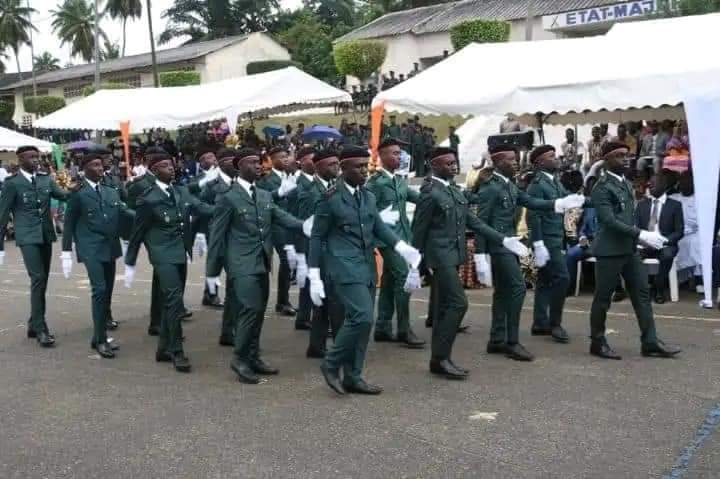 Image de Affaires Etrangères. Le gouvernement burkinabè a pris une décision inattendue de rapatrier 14 de ses enfants de troupe qui étaient en formation à l'École Militaire Préparatoire Technique (EMPT) de Bingerville, en Côte d'Ivoire. Cette action a suscité de nombreuses questions et spéculations quant aux raisons qui ont conduit à cette démarche, surtout en pleine année scolaire. Les relations entre ces deux pays voisins, la Côte d'Ivoire et le Burkina Faso, sont scrutées de près, et cette décision soulève des préoccupations importantes. La première interrogation qui se pose est : qu'est-ce qui a bien pu se passer pour que l'État burkinabè décide de rappeler ses enfants de troupe en pleine année scolaire ? Le contexte politique et sécuritaire de la région est complexe, avec des défis liés à la lutte contre le terrorisme et la gestion des frontières communes. Il est donc possible que des événements récents aient motivé cette décision. Les autorités burkinabè doivent avoir des raisons sérieuses pour prendre une telle mesure. Une autre question pertinente est de savoir si cette décision indique une rupture progressive de la coopération militaire entre la Côte d'Ivoire et le Burkina Faso. Ces deux pays ont travaillé ensemble sur diverses questions de sécurité et de défense, étant donné leur proximité géographique et les défis communs auxquels ils sont confrontés. Si cette coopération est remise en question, cela pourrait avoir des conséquences importantes sur la sécurité régionale. De plus, il est important de se demander si les autorités burkinabè ont des craintes que les autorités ivoiriennes décident de garder ces enfants de troupe en monnaie d'échange ou comme moyen de pression. Il existe des précédents de pays utilisant des citoyens ou des ressortissants étrangers comme moyen de négociation ou de pression dans des conflits diplomatiques. Cette question soulève des préoccupations quant à la relation entre les deux pays. La cinquième interrogation est la suivante : cette décision ne montre-t-elle pas que la Côte d'Ivoire et le Burkina Faso sont en train de rompre progressivement leur coopération militaire s'il en existait vraiment ? La coopération militaire est essentielle pour faire face aux menaces sécuritaires dans la région. Si cette coopération est compromise, cela pourrait affaiblir la capacité des deux pays à lutter contre le terrorisme et d'autres défis sécuritaires. Enfin, il est important de noter que si les autorités ont décidé de rapatrier ces enfants au Burkina Faso, c'est probablement parce que des dispositions ont été prises pour leur permettre de continuer leur formation et terminer l'année scolaire. Il serait intéressant d'explorer les détails de ces mesures prises par le gouvernement burkinabè pour assurer la continuité de l'éducation de ces jeunes recrues. En conclusion, la décision du gouvernement burkinabè de rapatrier ses enfants de troupe de l'EMPT de Bingerville en Côte d'Ivoire soulève de nombreuses questions sur les relations entre ces deux pays, la coopération militaire, les raisons sous-jacentes de cette décision et les mesures prises pour assurer la formation continue de ces jeunes recrues. L'avenir de la coopération entre la Côte d'Ivoire et le Burkina Faso dans le domaine militaire demeure incertain, et il est essentiel de suivre de près l'évolution de cette situation pour comprendre ses implications à long terme. Quels sont vos points de vue sur cette situation et ses implications potentielles pour la région ?