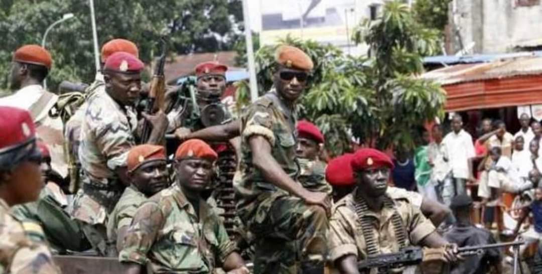 Deuxième Image de Affaires Etrangères. La situation en Guinée est extrêmement préoccupante. Selon nos informations, un groupe de militaires lourdement armés a réussi à faire disparaître plusieurs personnalités importantes de la maison d'arrêt de Conakry vers une destination inconnue. Parmi les disparus figurent l'ancien chef de junte, le capitaine Moussa Dadis Camara, Claude Pivi, Moussa Thiegboro Camara, Ablaye Chérif Diaby, et d'autres anciens responsables du pays. Des tirs nourris ont été entendus dans la capitale Conakry, et plusieurs sources indiquent que des assaillants ont attaqué la Maison centrale de Conakry, où sont détenus de nombreux anciens responsables du pays, y compris l'ancien président de la transition, Moussa Dadis Camara, qui est jugé pour le massacre du 28 septembre 2009. Il semblerait que ces assaillants aient réussi à exfiltrer certains individus liés au massacre, dont Moussa Dadis Camara, Claude Pivi et Moussa Tiégboro Camara. Ce matin, un déploiement des forces spéciales de l'armée guinéenne a été observé pour sécuriser la capitale Conakry. Des véhicules blindés appartenant aux Forces spéciales ont pris position aux alentours de la prison. Cependant, la situation sur le terrain reste confuse, et il est difficile de dire avec exactitude ce qui s'est passé. Selon l'Inspecteur général des services judiciaires du ministère de la Justice, Yaya Kaïraba Kaba, l'identité des assaillants reste inconnue à l'heure actuelle, et les recherches se poursuivent. Kaloum, un quartier de Conakry, est quadrillé par les éléments des Forces spéciales, et la circulation est actuellement restreinte, avec des entrées et sorties limitées. La situation en Guinée suscite de nombreuses questions et inquiétudes. Les événements en cours semblent indiquer une action coordonnée visant à libérer d'anciens responsables détenus, ce qui soulève des interrogations sur les motivations et les objectifs des assaillants. La sécurité de la capitale Conakry est en jeu, et la population est légitimement préoccupée par ces développements inattendus. Quelles pourraient être les conséquences à court et à long terme de cette situation sur la stabilité politique et la sécurité en Guinée ? Comment le gouvernement guinéen et la communauté internationale réagiront-ils à ces événements ? Les autorités guinéennes parviendront-elles à rétablir l'ordre et à identifier les responsables de cette opération ? Les réponses à ces questions demeurent incertaines, et il est essentiel de suivre de près l'évolution de la situation en Guinée