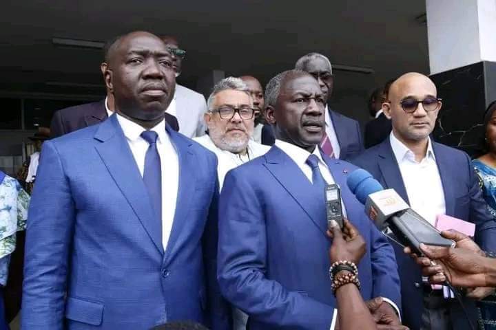 Image de Politique. Le texte "ON CROIT RÊVER !" soulève des questions fascinantes sur les revirements politiques et les comportements inattendus dans le paysage politique ivoirien. Il met en lumière le cas de Michel Gbagbo, qui a récemment été vu saluant Mr. Adama Bictogo lors d'une réunion du conseil municipal de Yopougon, malgré son opposition antérieure à la victoire de Bictogo lors des élections municipales. Ce revirement de position a suscité une grande perplexité parmi les observateurs politiques et la population en général. L'article débute en soulignant la stupéfaction générale face à la photo montrant Michel Gbagbo saluant joyeusement Mr. Adama Bictogo lors d'une réunion du conseil municipal de Yopougon, où Michel est membre grâce au système de proportionnelle. Cependant, il rappelle que Michel avait contesté vigoureusement la victoire de Bictogo, déclarée par la Commission électorale indépendante (CEI) et confirmée par le Conseil d'État. Dans un contexte similaire, la plupart s'attendaient à ce que Michel suive l'exemple de Dia Houphouet Augustin, qui avait contesté le résultat électoral et refusé de siéger aux côtés du vainqueur, pour marquer sa constance dans sa position. L'auteur exprime sa surprise face au choix de Michel Gbagbo de ne pas emprunter la voie de la contestation, contrairement à d'autres politiciens dans des situations similaires. Cette décision de Michel est qualifiée d'"ubuesque" et suscite des interrogations sur les motivations sous-jacentes à ce changement d'attitude. Les partisans de Michel Gbagbo pourraient essayer de trouver des justifications à sa démarche, mais l'auteur souligne que ceux qui critiquaient Affi N'guessan pour des actions similaires devraient également réfléchir à ce nouveau revirement politique. Le texte suggère que ce changement de position de Michel Gbagbo n'est pas un cas isolé et qu'il s'inscrit dans une tendance plus large de résignation politique. Il indique que cela renforce la position du président Ouattara sur des questions cruciales telles que la réforme de la CEI (Commission électorale indépendante) et l'audit de la liste électorale. Cette résignation semble indiquer que le statu quo politique persiste malgré les préoccupations entourant le processus électoral et la démocratie en Côte d'Ivoire. Toutefois, le texte conclut de manière positive en soulignant qu'il existe encore des hommes politiques intègres et convaincus de leurs principes, citant l'exemple de l'honorable Dia Houphouet Augustin. Cette mention de Dia Houphouet Augustin laisse place à une question ouverte : Dans un paysage politique où les revirements sont de plus en plus fréquents, quel rôle peuvent jouer les politiciens intègres pour garantir la stabilité et la démocratie en Côte d'Ivoire ?