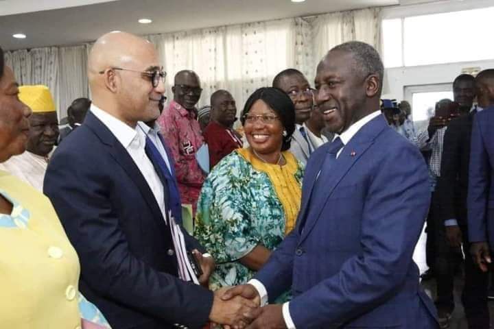 Deuxième Image de Politique. Le texte "ON CROIT RÊVER !" soulève des questions fascinantes sur les revirements politiques et les comportements inattendus dans le paysage politique ivoirien. Il met en lumière le cas de Michel Gbagbo, qui a récemment été vu saluant Mr. Adama Bictogo lors d'une réunion du conseil municipal de Yopougon, malgré son opposition antérieure à la victoire de Bictogo lors des élections municipales. Ce revirement de position a suscité une grande perplexité parmi les observateurs politiques et la population en général. L'article débute en soulignant la stupéfaction générale face à la photo montrant Michel Gbagbo saluant joyeusement Mr. Adama Bictogo lors d'une réunion du conseil municipal de Yopougon, où Michel est membre grâce au système de proportionnelle. Cependant, il rappelle que Michel avait contesté vigoureusement la victoire de Bictogo, déclarée par la Commission électorale indépendante (CEI) et confirmée par le Conseil d'État. Dans un contexte similaire, la plupart s'attendaient à ce que Michel suive l'exemple de Dia Houphouet Augustin, qui avait contesté le résultat électoral et refusé de siéger aux côtés du vainqueur, pour marquer sa constance dans sa position. L'auteur exprime sa surprise face au choix de Michel Gbagbo de ne pas emprunter la voie de la contestation, contrairement à d'autres politiciens dans des situations similaires. Cette décision de Michel est qualifiée d'"ubuesque" et suscite des interrogations sur les motivations sous-jacentes à ce changement d'attitude. Les partisans de Michel Gbagbo pourraient essayer de trouver des justifications à sa démarche, mais l'auteur souligne que ceux qui critiquaient Affi N'guessan pour des actions similaires devraient également réfléchir à ce nouveau revirement politique. Le texte suggère que ce changement de position de Michel Gbagbo n'est pas un cas isolé et qu'il s'inscrit dans une tendance plus large de résignation politique. Il indique que cela renforce la position du président Ouattara sur des questions cruciales telles que la réforme de la CEI (Commission électorale indépendante) et l'audit de la liste électorale. Cette résignation semble indiquer que le statu quo politique persiste malgré les préoccupations entourant le processus électoral et la démocratie en Côte d'Ivoire. Toutefois, le texte conclut de manière positive en soulignant qu'il existe encore des hommes politiques intègres et convaincus de leurs principes, citant l'exemple de l'honorable Dia Houphouet Augustin. Cette mention de Dia Houphouet Augustin laisse place à une question ouverte : Dans un paysage politique où les revirements sont de plus en plus fréquents, quel rôle peuvent jouer les politiciens intègres pour garantir la stabilité et la démocratie en Côte d'Ivoire ?