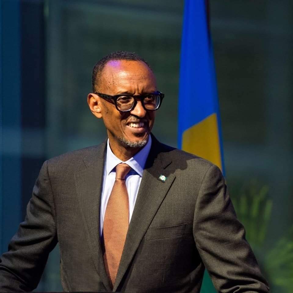 Image de Voyages. La décision du président rwandais Paul Kagame d'abolir le visa d'entrée pour tous les Africains est un acte d'une grande portée historique. Cette annonce, faite le jeudi, est la dernière d'une série de mesures prises par le Rwanda pour promouvoir le tourisme en Afrique et renforcer les liens entre les pays du continent. Dans ce texte, nous allons explorer en détail les implications de cette décision, son contexte, les avantages potentiels qu'elle pourrait apporter, ainsi que les questions et défis qui pourraient se poser. Tout d'abord, il est essentiel de comprendre le contexte dans lequel cette décision a été prise. Le Rwanda est un pays situé en Afrique de l'Est, connu pour ses efforts en matière de développement économique et de stabilité politique depuis le génocide qui a eu lieu en 1994. Le pays a réalisé des progrès considérables au cours des dernières décennies, devenant un modèle de croissance économique et de réconciliation nationale. Le tourisme est devenu un secteur clé de l'économie rwandaise, avec une attention particulière portée à la préservation de la faune, en mettant en avant le tourisme d'observation des gorilles de montagne. L'abolition du visa d'entrée pour tous les Africains s'inscrit dans le cadre d'une série d'initiatives visant à stimuler le secteur du tourisme. Le président Kagame reconnaît que le continent africain dispose d'un énorme potentiel en matière de tourisme, mais que de nombreux obstacles, tels que les coûts et les formalités administratives liés aux visas, ont limité la croissance de ce secteur. En supprimant cette barrière, le Rwanda espère attirer davantage de touristes africains, ce qui pourrait profiter non seulement à l'industrie du tourisme rwandaise, mais aussi à l'économie de nombreux autres pays africains. La croissance de la classe moyenne en Afrique est un élément clé qui sous-tend cette initiative. Au cours des dernières années, de nombreux pays du continent ont connu une croissance économique significative, ce qui a entraîné une augmentation du pouvoir d'achat de la population. Les citoyens africains sont de plus en plus en mesure de voyager, de découvrir de nouvelles destinations et de contribuer ainsi à l'économie des pays qu'ils visitent. L'abolition du visa d'entrée au Rwanda pourrait encourager cette tendance, en permettant aux Africains de voyager plus facilement et de découvrir les richesses naturelles et culturelles du pays. En outre, le Rwanda n'est pas le premier pays africain à mettre en place une telle politique. Les Seychelles, la Gambie et le Bénin ont déjà pris des mesures similaires, offrant l'entrée sans visa aux citoyens africains. Cela montre un élan positif vers l'intégration régionale en Afrique, un objectif depuis longtemps recherché par l'Union africaine. L'intégration régionale peut favoriser le commerce, le développement économique et la stabilité politique en Afrique, en renforçant les liens entre les pays du continent. Cependant, l'abolition du visa d'entrée pour tous les Africains soulève également des questions et des défis. L'un des principaux défis est lié à la sécurité. Le Rwanda, comme de nombreux autres pays, doit garantir la sécurité de ses citoyens et de ses visiteurs. L'abolition du visa pourrait potentiellement faciliter la circulation des personnes, y compris de personnes mal intentionnées. Par conséquent, le pays devra mettre en place des mécanismes de contrôle aux frontières et de suivi des visiteurs pour garantir la sécurité. Un autre défi est lié aux infrastructures et aux capacités d'accueil. Une augmentation du nombre de touristes, y compris des citoyens d'autres pays africains, nécessitera des investissements dans les infrastructures touristiques, telles que les hôtels, les transports et les attractions. Le Rwanda devra s'assurer qu'il peut répondre à la demande croissante de manière durable et de haute qualité. Enfin, il est important de noter que l'abolition du visa d'entrée au Rwanda ne résout pas les problèmes de visa pour les Rwandais voyageant vers d'autres pays africains. Les citoyens rwandais peuvent encore être soumis à des exigences de visa dans de nombreux pays africains, ce qui peut être perçu comme une inégalité. Cela soulève la question de la réciprocité des politiques de visa entre les pays africains et de la nécessité de travailler vers une plus grande harmonisation des politiques de visa à l'échelle du continent. En conclusion, la décision du président rwandais Paul Kagame d'abolir le visa d'entrée pour tous les Africains est une mesure audacieuse visant à stimuler le tourisme en Afrique et à renforcer les liens entre les pays du continent. Cela s'inscrit dans le contexte de la croissance de la classe moyenne en Afrique et de l'importance croissante du secteur du tourisme. Cependant, cette décision comporte des défis, notamment en matière de sécurité et d'infrastructures, et soulève des questions sur la réciprocité des politiques de visa en Afrique. Il sera intéressant de suivre les développements futurs de cette politique et de voir comment elle affecte le tourisme en Afrique. Quels sont vos points de vue sur cette décision et ses implications pour le continent africain ?