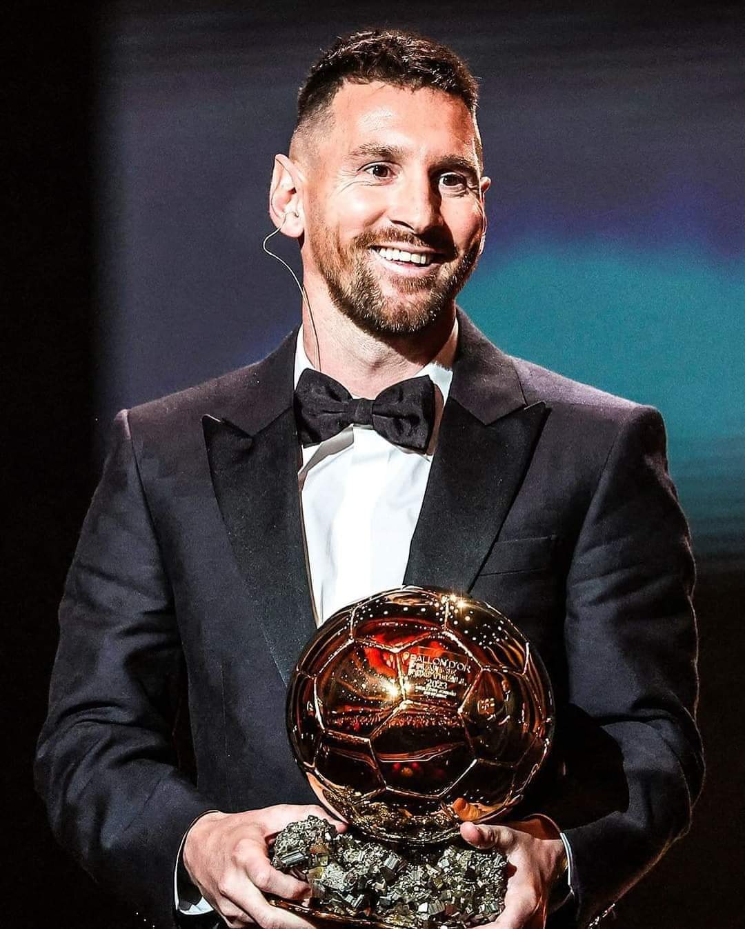 Image de Football. L'annonce récente de l'association entre l'UEFA et France Football pour le Ballon d'Or 2024 marque un tournant majeur dans l'histoire de ce prestigieux prix. Après le succès de la cérémonie du Ballon d'Or 2023 qui a couronné Lionel Messi et Aitana Bonmati, les amateurs de football du monde entier ont été surpris par cette nouvelle collaboration. Dans un communiqué conjoint, l'UEFA et le Groupe Amaury, qui comprend France Football et L'Équipe, ont révélé les détails de ce partenariat historique. Il a été annoncé que le Groupe Amaury continuerait de superviser le système de vote, garantissant ainsi son indépendance et son intégrité. Cependant, l'UEFA prendra en charge la vente des droits commerciaux mondiaux et l'organisation du gala annuel de remise des différentes récompenses du Ballon d'Or. Cette décision promet de donner une envergure mondiale à cet événement déjà renommé, tout en préservant la crédibilité du processus de vote. Une des questions qui se posent est de savoir comment cette collaboration entre l'instance dirigeante du football européen et les médias français influencera le futur du Ballon d'Or. Alors que le Groupe Amaury continuera à superviser le système de vote, le soutien de l'UEFA dans l'organisation et la promotion de l'événement pourrait ouvrir de nouvelles opportunités pour le Ballon d'Or. Il reste à voir comment cela affectera la notoriété et la pertinence du prix, ainsi que sa portée internationale. En outre, cette annonce a également marqué l'introduction de deux nouvelles catégories au Ballon d'Or : "Entraîneur·e d'équipe masculine de l'année" et "Entraîneur·e d'équipe féminine de l'année". Cette évolution vise à mettre en avant l'importance cruciale des entraîneurs dans le succès des équipes. Les entraîneurs jouent un rôle essentiel dans la préparation et la motivation des joueurs, et cette reconnaissance est un pas en avant significatif pour le monde du football. Cependant, cette expansion du Ballon d'Or soulève également des questions sur la manière dont ces nouveaux titres seront attribués. Quels critères seront utilisés pour désigner les lauréats, et comment ces distinctions affecteront-elles la perception des entraîneurs et leur impact sur leurs équipes ? Il sera intéressant de voir comment ces nouvelles catégories seront accueillies par la communauté du football. Un autre aspect notable de cette annonce est la disparition du trophée du Joueur UEFA de l'année, qui était en vigueur depuis 2011. Le Ballon d'Or et le Joueur UEFA de l'année étaient autrefois des distinctions distinctes, chacun ayant sa propre signification et ses propres critères de sélection. Maintenant que le Ballon d'Or est sous l'égide de l'UEFA, le Joueur UEFA de l'année disparaîtra. Cela suscite des réflexions sur la signification du Ballon d'Or par rapport au Joueur UEFA de l'année. Les supporters et les joueurs eux-mêmes ont longtemps discuté de la pertinence de ces prix et de leur adéquation avec les performances des joueurs sur le terrain. La fusion de ces deux distinctions pourrait-elle clarifier cette question, ou cela pourrait-il semer la confusion parmi les fans et les observateurs du football ? Enfin, il est impossible de discuter de cette collaboration sans mentionner Lionel Messi, qui détient actuellement le record du plus grand nombre de Ballons d'Or remportés par un joueur avec 8 trophées. L'Argentin est sans aucun doute l'un des plus grands joueurs de tous les temps, et sa domination dans la course au Ballon d'Or est un exploit impressionnant. La question ouverte qui se pose est de savoir si Lionel Messi continuera à régner en maître sur le Ballon d'Or, même après cette alliance avec l'UEFA. Sa carrière continue de s'épanouir, et il continue de briller sur le terrain. Cependant, avec cette évolution majeure dans le processus de remise des prix, il sera intéressant de voir comment les futures éditions du Ballon d'Or seront influencées. Est-ce que d'autres joueurs, tels que Cristiano Ronaldo, Kylian Mbappé, ou de jeunes talents émergents, pourront contester la suprématie de Messi ? En résumé, l'association de l'UEFA avec France Football pour le Ballon d'Or 2024 promet de marquer un tournant majeur dans l'histoire de ce prix prestigieux. Le rôle de l'UEFA dans la promotion et l'organisation de l'événement ouvre de nouvelles perspectives, tandis que l'ajout de catégories pour les entraîneurs et la disparition du Joueur UEFA de l'année soulèvent des questions importantes. Enfin, la question de savoir si Lionel Messi continuera à dominer le Ballon d'Or est une source d'anticipation pour les fans de football du monde entier. Comment cette évolution influencera-t-elle le paysage du football mondial et les futurs champions du Ballon d'Or ?