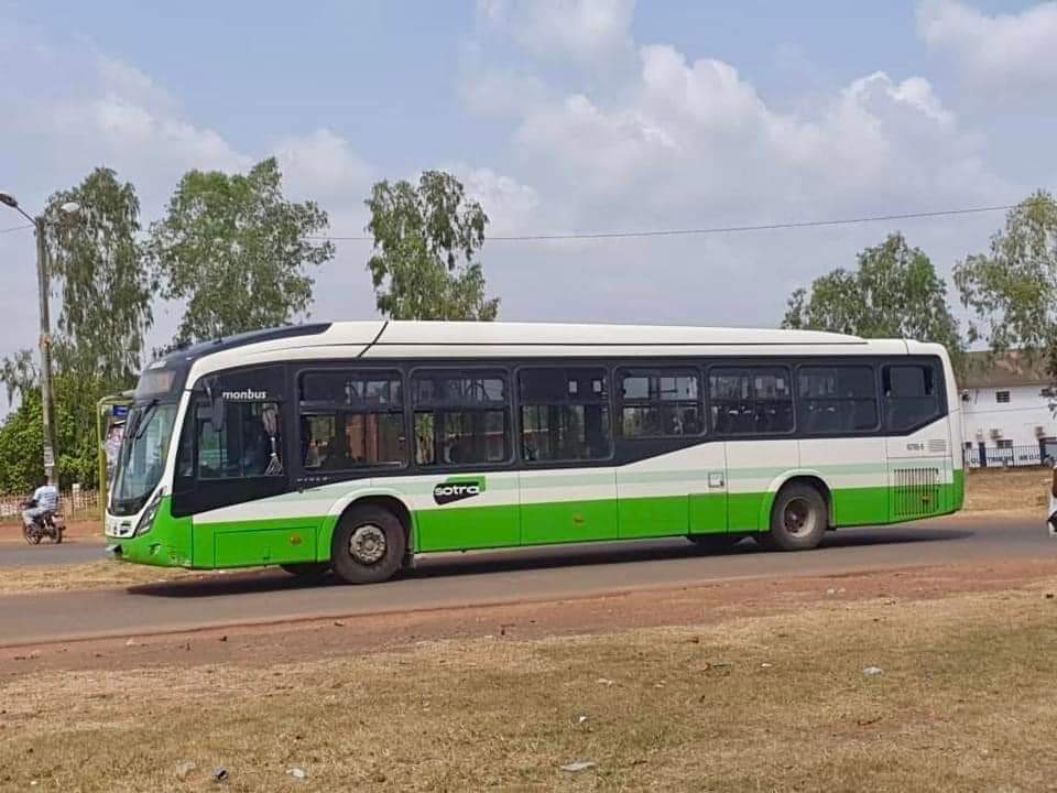 Deuxième Image de Société. La route précède le développement, un dicton bien connu en Côte d'Ivoire, prend une nouvelle signification avec le déploiement de la Sotra dans la région du Poro et dans les villes de l'intérieur du pays. Ce déploiement de la Sotra, la Société des Transports Abidjanais, est un indicateur clair que le pays s'engage sur la voie du développement, et les routes jouent un rôle clé dans cette progression. La Côte d'Ivoire est un pays en pleine croissance économique, et les infrastructures de transport jouent un rôle vital dans le soutien de cette croissance. L'importance des routes et des moyens de transport terrestre ne peut être sous-estimée, car ils sont le fondement même du développement. C'est sur ce socle que reposent les espoirs et les rêves d'une nation qui aspire à un avenir prospère. Les routes ne sont pas seulement des chemins de terre ou d'asphalte qui relient les villes et les villages, elles sont des artères qui alimentent la vie économique, sociale et culturelle du pays. Elles facilitent le transport des biens et des personnes, créent des opportunités économiques, rapprochent les communautés et permettent l'accès aux services essentiels tels que l'éducation, la santé et l'approvisionnement en eau potable. Les routes sont la toile de fond de la société, et leur importance est évidente dans le projet de déploiement de la Sotra. Le Poro, une région située dans le nord de la Côte d'Ivoire, est un exemple illustratif de l'impact positif des routes sur le développement. Cette région est riche en ressources naturelles, mais son potentiel économique était largement sous-exploité en raison du manque d'infrastructures de transport adéquates. Les routes étaient en mauvais état, ce qui entravait la circulation des biens et des personnes. Cependant, avec le déploiement de la Sotra dans la région, de nouvelles routes ont été construites, les routes existantes ont été réhabilitées, et cela a ouvert la voie à un développement accru. Le rôle des routes dans le développement ne se limite pas à la simple connectivité géographique. Les routes stimulent également le secteur de la construction, créant ainsi des emplois pour la main-d'œuvre locale. De plus, elles améliorent l'accessibilité aux marchés, ce qui favorise le commerce et la croissance économique. Les routes bien entretenues augmentent la productivité agricole en permettant aux agriculteurs d'acheminer leurs produits vers les centres de distribution et les marchés plus rapidement et à moindre coût. En outre, les routes contribuent à la réduction de la pauvreté en ouvrant de nouvelles possibilités d'emploi et en améliorant l'accès aux services de base. L'éducation et la santé sont des domaines clés où les routes jouent un rôle vital. Les écoles et les centres de santé peuvent être éloignés des zones rurales, et des routes de qualité sont essentielles pour permettre aux élèves d'accéder à l'éducation et aux patients d'obtenir des soins de santé de qualité. Le déploiement de la Sotra dans les villes de l'intérieur du pays est également une étape cruciale dans le développement national. Ces villes ont longtemps été négligées en termes d'investissement dans les infrastructures. Les routes urbaines et périurbaines ont souvent été dans un état de délabrement avancé, entravant le mouvement des citoyens et limitant le potentiel de ces régions. L'arrivée de la Sotra apporte un souffle d'air frais, avec la promesse de routes modernes et efficaces qui contribueront à stimuler le développement économique et social. Le déploiement de projets de développement tels que la Sotra dans le Poro et dans les villes de l'intérieur du pays est un indicateur clair de l'engagement du gouvernement ivoirien envers le bien-être de sa population et la croissance économique du pays. Ces projets ne sont pas uniquement axés sur les infrastructures de transport, mais ils ont un impact plus large sur l'ensemble de la société. Les avantages du développement des routes ne se limitent pas aux domaines économiques et sociaux, mais s'étendent également à des aspects environnementaux. Les routes bien planifiées et construites peuvent contribuer à la réduction de la congestion routière, ce qui réduit la pollution de l'air. De plus, des routes de qualité peuvent être conçues pour minimiser les impacts sur les écosystèmes locaux, ce qui contribue à la préservation de la biodiversité. Cependant, il est important de noter que le développement des routes doit être planifié avec soin pour minimiser les impacts négatifs. Les projets de construction de routes peuvent entraîner la déforestation, la perte de terres agricoles et d'autres conséquences environnementales. Il est essentiel de mettre en place des mesures d'atténuation appropriées et de veiller à ce que les avantages du développement des routes l'emportent sur les inconvénients. L'avenir s'annonce prometteur pour la Côte d'Ivoire avec le déploiement de la Sotra dans le Poro et dans les villes de l'intérieur du pays. Cependant, il est également important de reconnaître les défis qui accompagnent ce processus. Les coûts de construction et d'entretien des routes sont élevés, et il est essentiel de garantir que les investissements sont rentables et qu'ils contribuent réellement au bien-être de la population. En outre, la gestion des routes est un défi continu. Il est essentiel d'assurer un entretien régulier pour que les routes restent en bon état. Cela nécessite une planification à long terme et des ressources financières adéquates. La Côte d'Ivoire devra également relever le défi de la sécurité routière, car des routes de qualité peuvent augmenter le volume de trafic, ce qui nécessite des mesures de sécurité appropriées. Les questions de financement, de gestion et de durabilité sont essentielles pour garantir le succès à long terme du déploiement de la Sotra et d'autres projets de développement. Le gouvernement, les autorités locales, les entreprises et la société civile doivent collaborer pour relever ces défis de manière efficace.