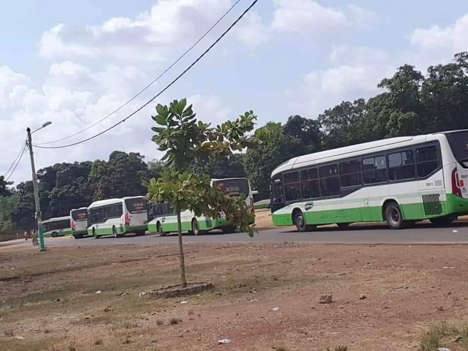 Troisième Image de Société. La route précède le développement, un dicton bien connu en Côte d'Ivoire, prend une nouvelle signification avec le déploiement de la Sotra dans la région du Poro et dans les villes de l'intérieur du pays. Ce déploiement de la Sotra, la Société des Transports Abidjanais, est un indicateur clair que le pays s'engage sur la voie du développement, et les routes jouent un rôle clé dans cette progression. La Côte d'Ivoire est un pays en pleine croissance économique, et les infrastructures de transport jouent un rôle vital dans le soutien de cette croissance. L'importance des routes et des moyens de transport terrestre ne peut être sous-estimée, car ils sont le fondement même du développement. C'est sur ce socle que reposent les espoirs et les rêves d'une nation qui aspire à un avenir prospère. Les routes ne sont pas seulement des chemins de terre ou d'asphalte qui relient les villes et les villages, elles sont des artères qui alimentent la vie économique, sociale et culturelle du pays. Elles facilitent le transport des biens et des personnes, créent des opportunités économiques, rapprochent les communautés et permettent l'accès aux services essentiels tels que l'éducation, la santé et l'approvisionnement en eau potable. Les routes sont la toile de fond de la société, et leur importance est évidente dans le projet de déploiement de la Sotra. Le Poro, une région située dans le nord de la Côte d'Ivoire, est un exemple illustratif de l'impact positif des routes sur le développement. Cette région est riche en ressources naturelles, mais son potentiel économique était largement sous-exploité en raison du manque d'infrastructures de transport adéquates. Les routes étaient en mauvais état, ce qui entravait la circulation des biens et des personnes. Cependant, avec le déploiement de la Sotra dans la région, de nouvelles routes ont été construites, les routes existantes ont été réhabilitées, et cela a ouvert la voie à un développement accru. Le rôle des routes dans le développement ne se limite pas à la simple connectivité géographique. Les routes stimulent également le secteur de la construction, créant ainsi des emplois pour la main-d'œuvre locale. De plus, elles améliorent l'accessibilité aux marchés, ce qui favorise le commerce et la croissance économique. Les routes bien entretenues augmentent la productivité agricole en permettant aux agriculteurs d'acheminer leurs produits vers les centres de distribution et les marchés plus rapidement et à moindre coût. En outre, les routes contribuent à la réduction de la pauvreté en ouvrant de nouvelles possibilités d'emploi et en améliorant l'accès aux services de base. L'éducation et la santé sont des domaines clés où les routes jouent un rôle vital. Les écoles et les centres de santé peuvent être éloignés des zones rurales, et des routes de qualité sont essentielles pour permettre aux élèves d'accéder à l'éducation et aux patients d'obtenir des soins de santé de qualité. Le déploiement de la Sotra dans les villes de l'intérieur du pays est également une étape cruciale dans le développement national. Ces villes ont longtemps été négligées en termes d'investissement dans les infrastructures. Les routes urbaines et périurbaines ont souvent été dans un état de délabrement avancé, entravant le mouvement des citoyens et limitant le potentiel de ces régions. L'arrivée de la Sotra apporte un souffle d'air frais, avec la promesse de routes modernes et efficaces qui contribueront à stimuler le développement économique et social. Le déploiement de projets de développement tels que la Sotra dans le Poro et dans les villes de l'intérieur du pays est un indicateur clair de l'engagement du gouvernement ivoirien envers le bien-être de sa population et la croissance économique du pays. Ces projets ne sont pas uniquement axés sur les infrastructures de transport, mais ils ont un impact plus large sur l'ensemble de la société. Les avantages du développement des routes ne se limitent pas aux domaines économiques et sociaux, mais s'étendent également à des aspects environnementaux. Les routes bien planifiées et construites peuvent contribuer à la réduction de la congestion routière, ce qui réduit la pollution de l'air. De plus, des routes de qualité peuvent être conçues pour minimiser les impacts sur les écosystèmes locaux, ce qui contribue à la préservation de la biodiversité. Cependant, il est important de noter que le développement des routes doit être planifié avec soin pour minimiser les impacts négatifs. Les projets de construction de routes peuvent entraîner la déforestation, la perte de terres agricoles et d'autres conséquences environnementales. Il est essentiel de mettre en place des mesures d'atténuation appropriées et de veiller à ce que les avantages du développement des routes l'emportent sur les inconvénients. L'avenir s'annonce prometteur pour la Côte d'Ivoire avec le déploiement de la Sotra dans le Poro et dans les villes de l'intérieur du pays. Cependant, il est également important de reconnaître les défis qui accompagnent ce processus. Les coûts de construction et d'entretien des routes sont élevés, et il est essentiel de garantir que les investissements sont rentables et qu'ils contribuent réellement au bien-être de la population. En outre, la gestion des routes est un défi continu. Il est essentiel d'assurer un entretien régulier pour que les routes restent en bon état. Cela nécessite une planification à long terme et des ressources financières adéquates. La Côte d'Ivoire devra également relever le défi de la sécurité routière, car des routes de qualité peuvent augmenter le volume de trafic, ce qui nécessite des mesures de sécurité appropriées. Les questions de financement, de gestion et de durabilité sont essentielles pour garantir le succès à long terme du déploiement de la Sotra et d'autres projets de développement. Le gouvernement, les autorités locales, les entreprises et la société civile doivent collaborer pour relever ces défis de manière efficace.