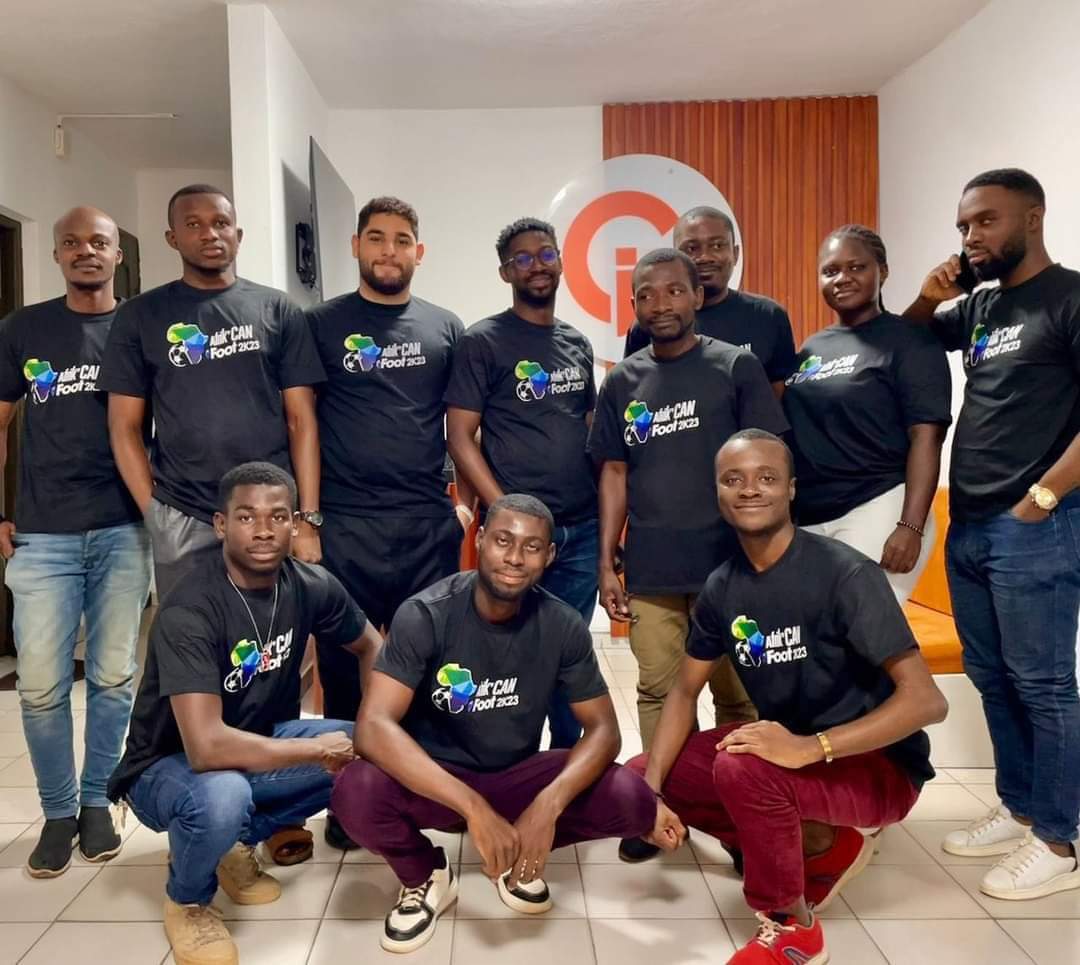 Deuxième Image de Applications/Logiciels. L'application Android et iPhone intitulée "Afrik'CAN Foot2K23" est une innovation majeure développée par de jeunes Africains, qui offre une opportunité unique de tirer profit de la CAN 2023 sur les plans culturel, social et financier. Cette application est bien plus qu'un simple outil numérique, c'est une véritable passerelle vers une expérience enrichissante pour les petites entreprises, les supporteurs, les touristes et les acteurs locaux. Au cœur de cette initiative se trouve une vision ambitieuse de mettre en avant les entreprises locales en Côte d'Ivoire avant, pendant et après la Coupe d'Afrique des Nations (CAN). L'objectif premier de "Afrik'CAN Foot2K23" est de permettre aux petites entreprises de promouvoir leurs activités auprès des supporteurs et des fans de football qui convergeront vers la Côte d'Ivoire pour cette compétition majeure. Que vous soyez mécanicien, gérant de boîte de nuit, menuisier, propriétaire de restaurant, propriétaire de lavage auto, gérant de salon de coiffure ou de spa, ou encore propriétaire de résidences meublées, cette application offre une plateforme unique pour faire connaître votre entreprise. Dans un monde de plus en plus connecté, la visibilité en ligne est cruciale pour le succès des entreprises. Grâce à "Afrik'CAN Foot2K23", ces petites entreprises auront l'opportunité de se présenter à un public international de supporteurs enthousiastes. Ils pourront créer des profils détaillés, partager des photos de leurs produits ou services, et interagir avec les supporteurs qui cherchent des informations sur les entreprises locales. L'impact de cette application ne se limite pas à la promotion des entreprises. Elle contribue également à renforcer le tissu social en créant des liens entre les supporteurs locaux et internationaux. Pendant la CAN 2023, la Côte d'Ivoire sera un carrefour de cultures, de langues et de traditions. "Afrik'CAN Foot2K23" propose une fonctionnalité de réseau social qui permet aux supporteurs de se connecter, de partager leurs expériences et de planifier des rencontres. Cela peut favoriser l'échange culturel et l'amitié entre des individus venant d'horizons divers, contribuant ainsi à l'esprit de la compétition sportive. L'aspect financier de cette application est tout aussi intéressant. Les petites entreprises qui profiteront de la visibilité accrue pendant la CAN 2023 verront probablement une augmentation de leur clientèle. Cela peut se traduire par une croissance significative des revenus. De plus, les touristes et les supporteurs à la recherche de services locaux pourront facilement trouver ce dont ils ont besoin grâce à l'application, créant ainsi une opportunité de croissance pour les petites entreprises. En ce qui concerne les supporteurs et les touristes, "Afrik'CAN Foot2K23" leur offre une solution complète pour profiter au maximum de leur séjour en Côte d'Ivoire pendant la CAN 2023. Ils pourront explorer les offres des petites entreprises locales, découvrir des activités culturelles, réserver des visites touristiques, trouver des restaurants locaux et bien plus encore. L'application agit comme un guichet unique pour tous les besoins des supporteurs et des touristes, ce qui simplifie grandement l'organisation de leur séjour. Une caractéristique particulièrement remarquable de "Afrik'CAN Foot2K23" est son engagement envers le développement durable. La Côte d'Ivoire étant un pays magnifique avec une biodiversité riche, l'application met l'accent sur la promotion du tourisme responsable. Elle propose des informations sur les pratiques éco-responsables, les initiatives de préservation de l'environnement et les options de tourisme durable. Les supporteurs et les touristes sont encouragés à découvrir la beauté de la Côte d'Ivoire tout en respectant et en protégeant son environnement naturel. La CAN 2023 est une opportunité unique pour la Côte d'Ivoire de montrer au monde sa culture, son hospitalité et sa passion pour le football. "Afrik'CAN Foot2K23" s'inscrit parfaitement dans cette vision en créant un espace où la culture ivoirienne peut briller. Des informations sur les événements culturels, les festivals, les expositions d'art et les spectacles locaux seront disponibles sur l'application, permettant aux supporteurs de vivre une expérience culturelle authentique. Pour les jeunes Africains qui ont développé cette application, c'est également une opportunité de démontrer leur talent et leur créativité. Ils ont réussi à créer une solution innovante qui peut améliorer la vie des petites entreprises, des supporteurs et des touristes tout en mettant en valeur leur propre continent. Cette réalisation est un exemple inspirant de ce que les jeunes entrepreneurs africains sont capables de réaliser. Maintenant, en regardant vers l'avenir, il est important de se demander comment une telle application peut évoluer et contribuer de manière continue au développement de la Côte d'Ivoire et de l'Afrique dans son ensemble. Comment pouvons-nous encourager davantage l'innovation technologique et l'entrepreneuriat chez les jeunes en Afrique ? Comment pouvons-nous assurer que les petites entreprises continuent de prospérer grâce à des solutions numériques ? Quels autres événements sportifs ou culturels pourraient bénéficier d'applications similaires pour promouvoir les entreprises locales et le développement durable ? L'histoire de "Afrik'CAN Foot2K23" est un exemple inspirant de ce que l'innovation peut accomplir. Elle démontre comment la technologie peut être mise au service du développement économique, culturel et social, tout en favorisant la collaboration internationale. Les jeunes Africains qui ont développé cette application ont ouvert la voie à de nouvelles opportunités pour leur pays et pour tout le continent. La question qui se pose maintenant est de savoir comment nous pouvons continuer à encourager et à soutenir de telles initiatives pour un avenir meilleur. En conclusion, "Afrik'CAN Foot2K23" est bien plus qu'une simple application. C'est une plateforme qui relie les petites entreprises, les supporteurs, les touristes et les acteurs locaux dans une expérience enrichissante pendant la CAN 2023. Cette application incarne l'innovation, le développement durable, la promotion culturelle et l'entrepreneuriat des jeunes en Afrique. La question qui subsiste est la suivante : comment pouvons-nous utiliser de telles initiatives comme catalyseur pour le développement continu de l'Afrique ?