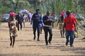 Image de Politique. Dans le but de faire de la Côte D’ivoire une destination touristique attrayante et compétitive, le ministère ivoirien du tourisme ivoirien a décidé de saisir le taureau par les cornes en bâtissant des infrastructures touristiques à la dimension de ces ambitions. C’est dans un cadre qu’un projet d’une grande envergure vient d’être lancé « la construction d’un village touristique » et cela sera réalisé à Jacqueville, une ville balnéaire au sud de la Côte D’ivoire. Ce village comportera des bungalows, un grand hôtel et tout le confort nécessaire à un tourisme de grande qualité. N’est-ce pas une bonne nouvelle pour tout le tourisme ivoirien? Nous espérons que le ministère dans sa lancée ne se limitera pas seulement à la seule ville de Jacqueville mais donnera également la chance à d’autres régions de la côte d’ivoire à travers ce type de projet de devenir également des fiefs du tourisme ivoirien.