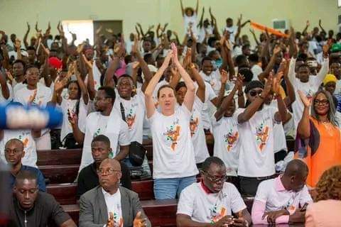 Image de Football. La Coupe d'Afrique des Nations 2023 au Côte d'Ivoire s'annonce comme un événement sportif d'envergure, mais elle revêt également une dimension sociale particulière, mettant en lumière l'importance accordée à la jeunesse et à l'éducation. L'initiative de fournir des billets gratuits aux étudiants pour assister aux matchs de la CAN représente un geste significatif en faveur de l'inclusion et de l'engagement des jeunes dans le sport. Au-delà de l'accès aux stades, les autorités ont pris des mesures supplémentaires pour faciliter la participation des étudiants à cet événement majeur. La mise à disposition de moyens de transport gratuits démontre une préoccupation proactive pour surmonter les éventuelles barrières logistiques qui pourraient entraver la présence des étudiants. Cette démarche contribue non seulement à rendre les matchs accessibles, mais elle favorise également la cohésion sociale en rassemblant les étudiants autour d'une expérience sportive commune. Un autre aspect notable de cette initiative est l'offre de repas gratuits aux étudiants présents lors des matchs. Cette mesure va au-delà de la simple accessibilité physique en reconnaissant l'importance de garantir que les étudiants puissent profiter pleinement de l'expérience, y compris sur le plan nutritionnel. En soutenant les éléphants et le cocan, les étudiants auront la possibilité de vivre pleinement l'esprit de la compétition tout en renforçant le sentiment d'appartenance à une communauté. En outre, l'attribution de maillots aux étudiants pour montrer leur soutien aux équipes participantes constitue une initiative symbolique. Cela va au-delà du simple aspect pratique en créant un lien émotionnel entre les étudiants et les équipes. Les maillots offerts deviennent des symboles tangibles d'unité et d'appui, transformant les étudiants en ambassadeurs passionnés de la CAN 2023. Cette série d'initiatives en faveur des étudiants ne se limite pas à offrir des avantages matériels, mais elle vise également à créer une expérience holistique et mémorable. En investissant dans la participation des étudiants à la Coupe d'Afrique des Nations, les organisateurs reconnaissent le rôle central de la jeunesse dans la construction d'une société dynamique et inclusive. Cependant, au-delà des bénéfices immédiats de ces mesures, il est essentiel de s'interroger sur l'impact à long terme de telles initiatives. Comment ces expériences sportives enrichissantes contribueront-elles à façonner la perspective des étudiants sur le sport, la communauté et la solidarité ? En favorisant l'accès à la CAN 2023, les organisateurs ouvrent la voie à des discussions plus larges sur l'importance du sport dans la société et sur la manière dont de telles occasions peuvent servir de catalyseurs pour un changement social positif. En conclusion, la Coupe d'Afrique des Nations 2023 au Côte d'Ivoire ne se limite pas à être un événement sportif de premier plan, mais elle sert également de plateforme pour promouvoir des valeurs sociales et communautaires. Les étudiants, en tant que bénéficiaires de ces initiatives, sont appelés à être non seulement des spectateurs passionnés, mais aussi des acteurs actifs dans la construction d'une société fondée sur la solidarité et l'inclusion. Ainsi, la CAN 2023 offre bien plus qu'un simple divertissement sportif ; elle ouvre la voie à des réflexions profondes sur le rôle du sport dans la construction d'une société équilibrée et unie. Quelles autres opportunités et défis pourrait-elle engendrer pour les étudiants et la société dans son ensemble ?