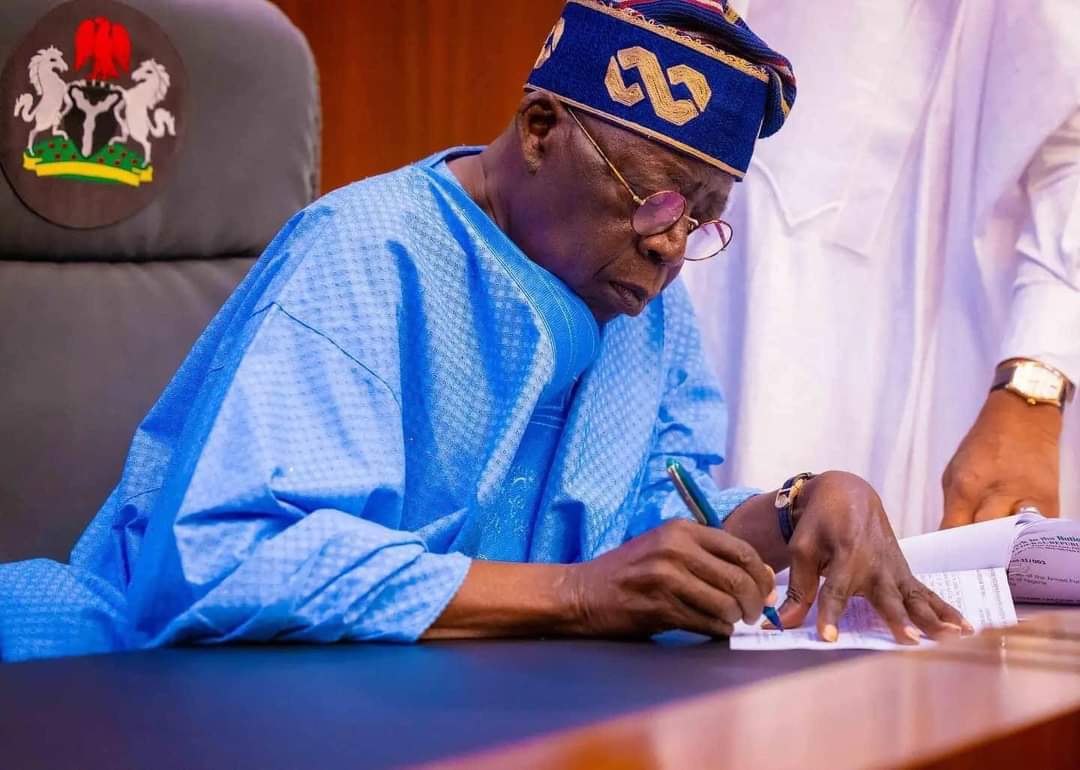 Image de Politique. L'acquisition récente d'un yacht présidentiel et de SUVs de luxe par le président nigérian, Bola Tinubu, a suscité un vif débat au sein de la population et soulevé des questions cruciales sur la responsabilité financière dans un contexte économique tendu. Alors que le Nigeria traverse une période de crise économique, l'utilisation de milliards de fonds publics pour des biens ostentatoires a alimenté le mécontentement général. Cette décision du président Tinubu d'investir massivement dans des symboles de luxe contraste fortement avec les difficultés économiques que de nombreux Nigérians endurent au quotidien. La question de la pertinence de ces acquisitions a pris une ampleur nationale, mettant en lumière les disparités économiques et la perception de l'utilisation des ressources publiques. Les critiques soulignent que l'argent dépensé pour le yacht et les SUVs aurait pu être alloué à des secteurs plus prioritaires, tels que l'éducation, la santé ou le développement des infrastructures. Les appels à une gestion financière responsable et transparente se multiplient, mettant en exergue le besoin de revoir les processus de prise de décision liés aux dépenses gouvernementales. La frustration de la population est exacerbée par le fait que cette acquisition somptuaire intervient après la signature de l'acte de validation du budget, un geste qui devrait, en principe, refléter les priorités nationales. La déconnexion perçue entre les dirigeants et la réalité quotidienne des citoyens renforce le sentiment de méfiance envers le gouvernement. La crise économique que traverse le Nigeria ajoute une dimension critique à cette controverse. Alors que de nombreux Nigérians font face à des difficultés financières croissantes, l'utilisation de fonds publics pour des luxes semble être un affront direct à la lutte générale contre la pauvreté et les inégalités. La question éthique de la responsabilité sociale des dirigeants se pose avec une urgence accrue. Cet incident soulève également des interrogations sur la nécessité de renforcer les mécanismes de reddition de comptes au sein du gouvernement nigérian. Les appels à une transparence accrue dans la gestion des fonds publics se multiplient, mettant en lumière la nécessité d'un examen approfondi des pratiques budgétaires et des processus de surveillance. En fin de compte, cette controverse autour des acquisitions de luxe du président Tinubu souligne l'importance cruciale de la responsabilité financière dans la gouvernance. Elle soulève des questions essentielles sur la manière dont les dirigeants gèrent les ressources publiques et s'ils sont réellement alignés sur les besoins et les aspirations de la population. Dans un contexte où la confiance envers les institutions est déjà fragile, cette affaire risque de renforcer les sentiments de mécontentement et de demander des réformes significatives. Face à cette situation, la question qui se pose naturellement est la suivante : Comment le gouvernement nigérian peut-il regagner la confiance de la population et assurer une utilisation plus responsable et équitable des ressources publiques pour répondre aux besoins réels du pays ?