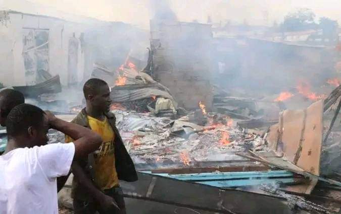 Image de Faits Divers. L'incendie qui a récemment ravagé plusieurs maisons du côté de Yopougon, à Abidjan, a laissé une marque indélébile sur la communauté locale. Les dégâts considérables et les conséquences tragiques de cet événement mettent en lumière la vulnérabilité des habitants face aux risques liés aux installations domestiques et soulèvent des questions cruciales sur la sécurité résidentielle. Les premières constatations suggèrent que l'incendie aurait été déclenché par une bouteille de gaz défectueuse, un élément du quotidien qui, malheureusement, a eu des répercussions dévastatrices. Les flammes se sont propagées rapidement, engloutissant les maisons dans le périmètre de la première demeure touchée, créant une chaîne d'événements imprévisible et dévastatrice. Cet incident met en évidence l'importance cruciale de l'éducation et de la sensibilisation en matière de sécurité domestique. Il est impératif que les résidents soient informés des risques potentiels liés à l'utilisation de gaz, de l'électricité et d'autres sources d'énergie à l'intérieur de leurs foyers. Des campagnes de sensibilisation devraient être organisées pour informer la population sur les mesures de précaution à prendre, les procédures d'évacuation en cas d'urgence, et l'importance de maintenir des installations domestiques sûres. Outre les aspects liés à la sécurité, l'incident soulève des préoccupations quant à la rapidité et à l'efficacité de l'intervention d'urgence. Les pompiers et autres services d'urgence ont-ils répondu promptement à l'appel de détresse ? Y a-t-il des lacunes dans les procédures actuelles qui nécessitent une réévaluation et une amélioration ? Ces questions sont cruciales pour garantir une réponse rapide et efficace face à de tels incidents, minimisant ainsi les pertes matérielles et humaines. La solidarité communautaire joue également un rôle central dans de telles situations. Comment les voisins se sont-ils soutenus mutuellement pendant et après l'incident ? L'impact émotionnel sur les résidents, ayant perdu non seulement leur maison mais aussi une partie de leur histoire et de leur sécurité, nécessite une attention particulière. Les organismes gouvernementaux et les organisations non gouvernementales devraient collaborer pour fournir un soutien psychologique et matériel aux personnes touchées, favorisant ainsi la reconstruction de leur vie quotidienne. En examinant de près cet incendie à Yopougon, il est clair que des mesures proactives doivent être prises pour prévenir de tels drames à l'avenir. Cela nécessite une approche holistique, impliquant l'éducation, la planification d'urgence, et la mise en place de normes de sécurité strictes pour les installations résidentielles. La collaboration entre les autorités locales, les organisations de la société civile et les citoyens eux-mêmes est essentielle pour créer un environnement sûr et résilient. En conclusion, l'incendie à Yopougon souligne l'urgence de renforcer les mesures de sécurité domestique et de mettre en place des mécanismes efficaces de prévention et d'intervention. Face à de tels défis, la communauté doit se mobiliser collectivement pour garantir la sécurité de ses membres. Comment pouvons-nous, en tant que société, travailler ensemble pour éviter de telles tragédies à l'avenir et assurer la sécurité de nos foyers ?