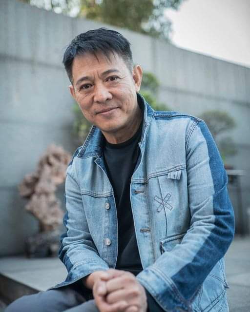 Image de TV/Films/Séries. Jet Li, de son vrai nom Li Lianjie, né le 26 avril 1963 à Pékin en Chine, est une figure emblématique dans le monde des arts martiaux, du cinéma et du wushu sino-singapourien. Sa carrière internationale débute en 1998 avec son rôle dans "L'Arme fatale 4", suivi de succès tels que "Roméo doit mourir" en 2000 et "Le Baiser mortel du dragon" en 2001. Malgré ses incursions à Hollywood, Jet Li continue de participer à des productions chinoises, démontrant sa polyvalence artistique. Jet Li développe sa passion pour les arts martiaux dès son plus jeune âge, amorçant son parcours à l'école d'athlétisme Shichahai en 1971. Son engagement et son talent exceptionnel le propulsent rapidement au sommet, remportant cinq fois le titre de champion national chinois de Wushu dans diverses disciplines. Cette réussite lui offre l'opportunité d'accompagner des délégations officielles chinoises à l'étranger, marquant même les esprits lors d'une démonstration à la Maison-Blanche devant le président Richard Nixon. À seulement 16 ans, en 1979, Jet Li fait ses premiers pas au cinéma avec la série à succès "Temple Shaolin". Son succès local en Chine est immédiat, et son talent martial exceptionnel suscite des comparaisons avec Bruce Lee. Cependant, contrairement à Lee, Jet Li est souvent considéré comme un praticien, tandis que Bruce Lee a créé son propre style, le jeet kune do. Cette nuance n'atténue pas l'impact de Jet Li sur la scène cinématographique. Son passage à Hollywood se concrétise avec sa collaboration avec Tsui Hark sur la série "Il était une fois en Chine" en 1991, où il impressionne le public avec ses compétences martiales. Sa renommée internationale s'affirme davantage lorsqu'il incarne un méchant mémorable dans "L'Arme fatale 4" en 1998. Jet Li collabore également avec des réalisateurs renommés tels que Luc Besson et Zhang Yimou, témoignant de sa polyvalence cinématographique. Les années 2000 voient Jet Li dans des rôles diversifiés, de "Romeo doit mourir" à "Le Maître d'armes". En 2010, il rejoint le casting d'"Expendables : Unité spéciale", marquant son retour à Hollywood aux côtés de Sylvester Stallone et Jason Statham. Sa participation dans les suites d'"Expendables" confirme sa place parmi les acteurs d'action les plus appréciés. La carrière de Jet Li illustre un équilibre unique entre les influences chinoises et occidentales, témoignant de sa capacité à transcender les frontières culturelles. Sa contribution exceptionnelle à l'industrie cinématographique, son dévouement aux arts martiaux et son impact mondial suscitent une question intrigante : quel sera le prochain chapitre dans la remarquable carrière de Jet Li, et comment continuera-t-il à influencer les générations futures dans le monde des arts martiaux et du cinéma ?