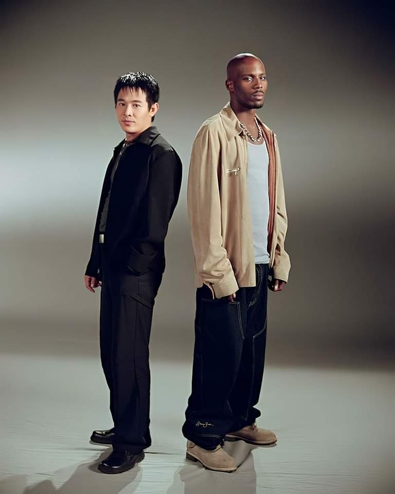 Troisième Image de TV/Films/Séries. Jet Li, de son vrai nom Li Lianjie, né le 26 avril 1963 à Pékin en Chine, est une figure emblématique dans le monde des arts martiaux, du cinéma et du wushu sino-singapourien. Sa carrière internationale débute en 1998 avec son rôle dans "L'Arme fatale 4", suivi de succès tels que "Roméo doit mourir" en 2000 et "Le Baiser mortel du dragon" en 2001. Malgré ses incursions à Hollywood, Jet Li continue de participer à des productions chinoises, démontrant sa polyvalence artistique. Jet Li développe sa passion pour les arts martiaux dès son plus jeune âge, amorçant son parcours à l'école d'athlétisme Shichahai en 1971. Son engagement et son talent exceptionnel le propulsent rapidement au sommet, remportant cinq fois le titre de champion national chinois de Wushu dans diverses disciplines. Cette réussite lui offre l'opportunité d'accompagner des délégations officielles chinoises à l'étranger, marquant même les esprits lors d'une démonstration à la Maison-Blanche devant le président Richard Nixon. À seulement 16 ans, en 1979, Jet Li fait ses premiers pas au cinéma avec la série à succès "Temple Shaolin". Son succès local en Chine est immédiat, et son talent martial exceptionnel suscite des comparaisons avec Bruce Lee. Cependant, contrairement à Lee, Jet Li est souvent considéré comme un praticien, tandis que Bruce Lee a créé son propre style, le jeet kune do. Cette nuance n'atténue pas l'impact de Jet Li sur la scène cinématographique. Son passage à Hollywood se concrétise avec sa collaboration avec Tsui Hark sur la série "Il était une fois en Chine" en 1991, où il impressionne le public avec ses compétences martiales. Sa renommée internationale s'affirme davantage lorsqu'il incarne un méchant mémorable dans "L'Arme fatale 4" en 1998. Jet Li collabore également avec des réalisateurs renommés tels que Luc Besson et Zhang Yimou, témoignant de sa polyvalence cinématographique. Les années 2000 voient Jet Li dans des rôles diversifiés, de "Romeo doit mourir" à "Le Maître d'armes". En 2010, il rejoint le casting d'"Expendables : Unité spéciale", marquant son retour à Hollywood aux côtés de Sylvester Stallone et Jason Statham. Sa participation dans les suites d'"Expendables" confirme sa place parmi les acteurs d'action les plus appréciés. La carrière de Jet Li illustre un équilibre unique entre les influences chinoises et occidentales, témoignant de sa capacité à transcender les frontières culturelles. Sa contribution exceptionnelle à l'industrie cinématographique, son dévouement aux arts martiaux et son impact mondial suscitent une question intrigante : quel sera le prochain chapitre dans la remarquable carrière de Jet Li, et comment continuera-t-il à influencer les générations futures dans le monde des arts martiaux et du cinéma ?