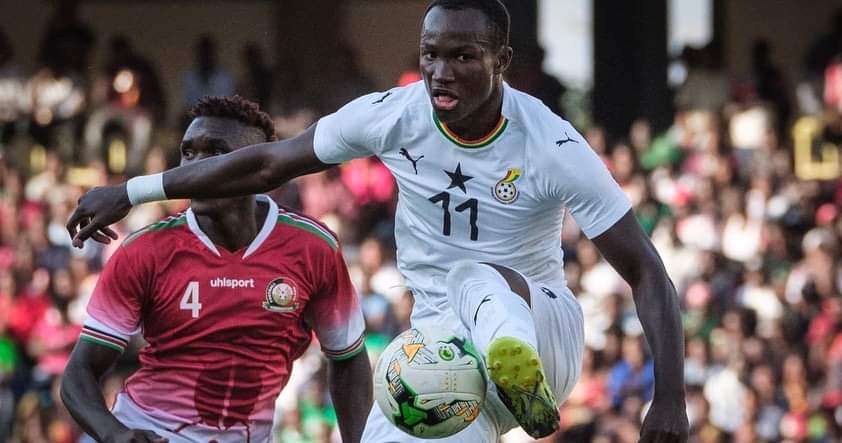 Image de Football. Le décès tragique de l'international ghanéen Raphael Dwamena lors d'un match du championnat albanais ce samedi a secoué le monde du football. À l'âge de 28 ans, Dwamena, attaquant talentueux, a vu sa vie prendre fin sur le terrain, révélant ainsi les défis auxquels les athlètes peuvent être confrontés en raison de problèmes cardiaques. La carrière de Dwamena avait été marquée par des hauts et des bas, principalement dus à ses problèmes de santé persistants. Ses ennuis cardiaques, présents depuis plusieurs années, ont eu des répercussions sur son parcours professionnel, suscitant des interrogations sur la manière dont les clubs et les instances sportives gèrent la santé des joueurs. Le Ghana, patrie de Dwamena, est maintenant en deuil et réfléchit à la perte de l'un de ses fils prodiges. Le joueur avait représenté son pays avec fierté sur la scène internationale, devenant une source d'inspiration pour de nombreux jeunes footballeurs. Sa mort prématurée soulève des questions cruciales sur la prévention et la détection précoce des problèmes cardiaques chez les athlètes, jetant une lumière crue sur la nécessité de protéger la santé des joueurs de football de manière proactive. Les experts médicaux et les professionnels du sport sont maintenant appelés à examiner de près les protocoles existants pour évaluer la condition physique des athlètes. Les tests cardiaques périodiques, souvent considérés comme standard dans de nombreux clubs professionnels, pourraient nécessiter une réévaluation et une amélioration pour détecter les anomalies potentielles qui pourraient échapper à une évaluation superficielle. La Fédération internationale de football (FIFA) et d'autres instances dirigeantes du football sont également interpellées pour renforcer les normes de santé et de sécurité des joueurs. Les initiatives visant à sensibiliser les athlètes, les équipes médicales et les entraîneurs aux signes précurseurs de problèmes cardiaques pourraient jouer un rôle crucial dans la protection des joueurs et la prévention de tragédies similaires à celle de Dwamena. La question de la responsabilité dans de tels cas surgit naturellement. Les clubs de football et les organisations sportives nationales doivent-ils assumer une plus grande responsabilité dans la gestion des problèmes de santé des joueurs? Les réglementations actuelles sont-elles adéquates, ou devrait-il y avoir des normes plus strictes imposées pour garantir la santé et la sécurité des athlètes de haut niveau? Le décès de Dwamena peut également susciter une réflexion sur la pression exercée sur les athlètes pour performer, parfois au détriment de leur bien-être. Les exigences physiques et émotionnelles du monde du football professionnel peuvent-elles contribuer à la négligence des problèmes de santé sous-jacents? Des programmes de soutien psychologique et des mesures visant à réduire la pression sur les joueurs pourraient-ils contribuer à créer un environnement plus favorable à la santé mentale et physique des athlètes? En fin de compte, la mort prématurée de Raphael Dwamena souligne la nécessité d'un examen approfondi et d'une action concertée pour prévenir de telles tragédies à l'avenir. En tant que société, en tant que communauté sportive mondiale, comment pouvons-nous mieux protéger nos athlètes et garantir qu'ils évoluent dans des conditions optimales de santé et de sécurité? La question persistante est : sommes-nous prêts à faire les changements nécessaires pour éviter de perdre d'autres talents prometteurs dans des circonstances aussi tragiques?