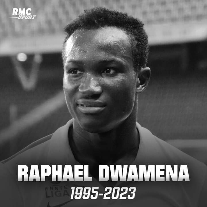 Troisième Image de Football. Le décès tragique de l'international ghanéen Raphael Dwamena lors d'un match du championnat albanais ce samedi a secoué le monde du football. À l'âge de 28 ans, Dwamena, attaquant talentueux, a vu sa vie prendre fin sur le terrain, révélant ainsi les défis auxquels les athlètes peuvent être confrontés en raison de problèmes cardiaques. La carrière de Dwamena avait été marquée par des hauts et des bas, principalement dus à ses problèmes de santé persistants. Ses ennuis cardiaques, présents depuis plusieurs années, ont eu des répercussions sur son parcours professionnel, suscitant des interrogations sur la manière dont les clubs et les instances sportives gèrent la santé des joueurs. Le Ghana, patrie de Dwamena, est maintenant en deuil et réfléchit à la perte de l'un de ses fils prodiges. Le joueur avait représenté son pays avec fierté sur la scène internationale, devenant une source d'inspiration pour de nombreux jeunes footballeurs. Sa mort prématurée soulève des questions cruciales sur la prévention et la détection précoce des problèmes cardiaques chez les athlètes, jetant une lumière crue sur la nécessité de protéger la santé des joueurs de football de manière proactive. Les experts médicaux et les professionnels du sport sont maintenant appelés à examiner de près les protocoles existants pour évaluer la condition physique des athlètes. Les tests cardiaques périodiques, souvent considérés comme standard dans de nombreux clubs professionnels, pourraient nécessiter une réévaluation et une amélioration pour détecter les anomalies potentielles qui pourraient échapper à une évaluation superficielle. La Fédération internationale de football (FIFA) et d'autres instances dirigeantes du football sont également interpellées pour renforcer les normes de santé et de sécurité des joueurs. Les initiatives visant à sensibiliser les athlètes, les équipes médicales et les entraîneurs aux signes précurseurs de problèmes cardiaques pourraient jouer un rôle crucial dans la protection des joueurs et la prévention de tragédies similaires à celle de Dwamena. La question de la responsabilité dans de tels cas surgit naturellement. Les clubs de football et les organisations sportives nationales doivent-ils assumer une plus grande responsabilité dans la gestion des problèmes de santé des joueurs? Les réglementations actuelles sont-elles adéquates, ou devrait-il y avoir des normes plus strictes imposées pour garantir la santé et la sécurité des athlètes de haut niveau? Le décès de Dwamena peut également susciter une réflexion sur la pression exercée sur les athlètes pour performer, parfois au détriment de leur bien-être. Les exigences physiques et émotionnelles du monde du football professionnel peuvent-elles contribuer à la négligence des problèmes de santé sous-jacents? Des programmes de soutien psychologique et des mesures visant à réduire la pression sur les joueurs pourraient-ils contribuer à créer un environnement plus favorable à la santé mentale et physique des athlètes? En fin de compte, la mort prématurée de Raphael Dwamena souligne la nécessité d'un examen approfondi et d'une action concertée pour prévenir de telles tragédies à l'avenir. En tant que société, en tant que communauté sportive mondiale, comment pouvons-nous mieux protéger nos athlètes et garantir qu'ils évoluent dans des conditions optimales de santé et de sécurité? La question persistante est : sommes-nous prêts à faire les changements nécessaires pour éviter de perdre d'autres talents prometteurs dans des circonstances aussi tragiques?