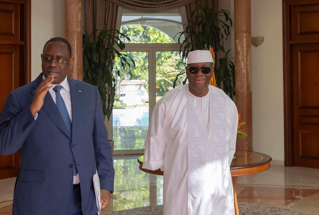 Image de Affaires Etrangères. Le geste significatif du président sénégalais Macky Sall, qui a remis l'Ordre National du Lion au président ivoirien Alassane Ouattara lors du Sommet de l'OCI à Riyad, en Arabie Saoudite, a renforcé les liens entre les deux nations ouest-africaines. Cette reconnaissance diplomatique souligne l'importance des relations bilatérales dans un contexte international marqué par des préoccupations cruciales, notamment la situation à Gaza, sujet central du sommet. La cérémonie de remise de l'Ordre National du Lion, emblème honorifique du Sénégal, a été un moment empreint de symbolisme. Elle a mis en avant la coopération entre le Sénégal et la Côte d'Ivoire, deux pays qui partagent des valeurs communes et œuvrent ensemble pour promouvoir la paix et la stabilité dans la région ouest-africaine. En parallèle de cet événement, le Sommet de l'OCI a offert une plateforme d'échanges cruciale sur la situation à Gaza. Les dirigeants du monde musulman ont eu l'opportunité de discuter des défis actuels et de formuler des actions conjointes pour répondre aux besoins humanitaires urgents. L'Arabie Saoudite, en tant que pays hôte, a joué un rôle central dans la facilitation de ces discussions et dans la recherche de solutions concertées. Cet acte diplomatique entre le Sénégal et la Côte d'Ivoire n'est pas seulement un témoignage de reconnaissance personnelle, mais il souligne également l'importance des alliances régionales dans la promotion de la paix et de la coopération internationale. Les liens historiques entre ces deux nations ont été renforcés par cette rencontre, ouvrant la voie à de nouvelles opportunités de collaboration dans des domaines tels que le commerce, la sécurité régionale et le développement économique. En examinant de plus près l'impact de cet événement sur la scène internationale, il devient évident que la diplomatie joue un rôle crucial dans la résolution des conflits et la promotion de la compréhension entre les nations. Les échanges entre les dirigeants africains et arabes au Sommet de l'OCI témoignent de la nécessité d'une coopération internationale étroite pour faire face aux défis mondiaux, qu'ils soient d'ordre économique, politique ou humanitaire. L'initiative du président Macky Sall de reconnaître le leadership du président Alassane Ouattara au travers de cette décoration souligne également l'importance des actions individuelles des chefs d'État dans la construction d'une communauté internationale forte et solidaire. Ces gestes contribuent à forger des relations interpersonnelles qui peuvent influencer positivement les décisions politiques et renforcer la confiance entre les nations. En regardant vers l'avenir, il est crucial que les pays africains continuent de renforcer leurs alliances et leur coopération, non seulement sur le plan diplomatique, mais aussi sur le plan économique et social. Les défis auxquels sont confrontés les pays de la région, tels que la sécurité, la stabilité politique et le développement durable, nécessitent une approche collective pour garantir un avenir prospère pour les générations futures. Alors que le geste du président Sall envers le président Ouattara marque un moment fort de la diplomatie africaine, il souligne également la nécessité pour les nations du continent de jouer un rôle actif sur la scène internationale. En se positionnant comme des acteurs influents, les pays africains peuvent contribuer de manière significative aux discussions mondiales et influencer les politiques qui façonnent le monde dans lequel nous vivons. En conclusion, l'acte symbolique du président Macky Sall au Sommet de l'OCI à Riyad a des implications profondes pour les relations entre le Sénégal et la Côte d'Ivoire, ainsi que pour la diplomatie africaine dans son ensemble. Il met en lumière l'importance de la coopération régionale et internationale dans la résolution des défis mondiaux, et souligne la responsabilité des dirigeants nationaux dans la construction d'un avenir plus stable et prospère. En tant que communauté mondiale, il est essentiel que nous continuions à encourager de telles initiatives et à nous interroger sur la manière dont nous pouvons collectivement contribuer à un monde meilleur. Quelles actions supplémentaires les nations africaines pourraient-elles entreprendre pour renforcer leur rôle sur la scène internationale et promouvoir la paix et le développement durable?