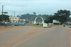 Image de Politique. Le peuple de San-Pedro, en vue des élections futurs a choisi d’exprimer tout son soutien et sa gratitude au président Alassane Ouattara, candidat à sa propre succession. En effet, la population de San-Pedro a jugé que le président Alassane a beaucoup fait pour le développement de cette région (bitumage des voies, construction d’université, construction d’une zone industrielle…) et pour ce fait il fallait lui renouveler leur confiance pour un second mandat. Rappelons que la ville de San-Pedro est entièrement bitumée et cela grâce au président Alassane (plus de 12 km d’axe bitumé).La population croit certainement que s’il l’a fait une fois, il pourra encore le faire une seconde fois.