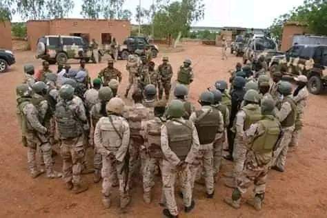 Image de Affaires Etrangères. Le sujet de la lutte contre le terrorisme au Sahel est vaste et complexe. Depuis que les États de la région ont décidé de s'unir pour faire face à cette menace et ont demandé le retrait de l'armée française, plusieurs dynamiques ont émergé. Les opérations militaires ont été intensifiées, et des résultats positifs ont commencé à se manifester. La reprise de la ville de Kidal par l'armée malienne est un exemple récent de cette avancée. La coopération régionale : Expliquer en détail comment les États du Sahel se sont unis pour former des alliances stratégiques et des collaborations militaires afin de lutter contre le terrorisme. Cela peut inclure des accords de sécurité, des initiatives de renseignement partagé et des opérations conjointes. Le rôle des forces internationales : Discuter du rôle des forces internationales, notamment l'armée française et les missions de maintien de la paix de l'ONU, dans la lutte contre le terrorisme au Sahel. Analyser les défis et les avantages liés à leur présence et explorer les conséquences de leur éventuel retrait. Les défis internes et externes : Évoquer les défis auxquels sont confrontés les États du Sahel dans la lutte contre le terrorisme, notamment la pauvreté, la gouvernance faible, les rivalités ethniques, ainsi que les facteurs externes tels que la circulation des armes et le soutien à certains groupes extrémistes. Les perspectives futures : Examiner les perspectives de cette lutte contre le terrorisme au Sahel. Est-ce que la reprise de Kidal par l'armée malienne présage réellement de futures victoires? Quelles sont les stratégies à long terme pour assurer la stabilité et la sécurité dans la région? En terminant, une question ouverte pourra susciter une réflexion supplémentaire. Par exemple : "Quelles pourraient être les implications régionales et mondiales si la lutte contre le terrorisme au Sahel parvient à éradiquer les groupes extrémistes de la région?"