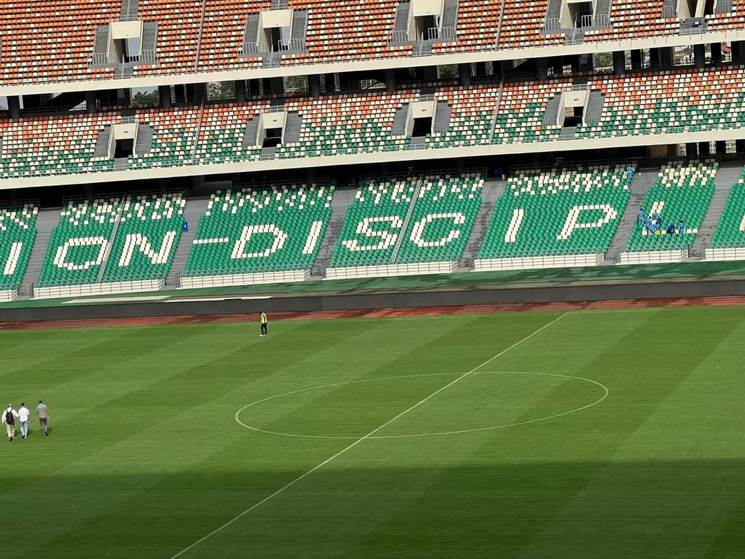 Image de Football. La préparation des installations sportives pour des compétitions internationales comme la Coupe du monde de la FIFA est un aspect crucial pour le succès de ces événements. Ces préparatifs comprennent la construction, la rénovation et la maintenance des stades et des terrains de jeu. Les organisateurs doivent s'assurer que ces installations répondent aux normes et exigences nécessaires pour accueillir des équipes de haut niveau et offrir des conditions de jeu optimales. Dans le cas mentionné, la situation à Ebimpe en Côte d'Ivoire met en lumière les défis rencontrés dans la préservation des terrains de jeu. Les dommages causés lors du match de la Ligue 2 ont révélé les conséquences potentielles de la rudesse du jeu sur la qualité des pelouses. Cela soulève des questions sur la durabilité des infrastructures sportives face à une utilisation intensive et à des conditions météorologiques diverses. Pour remédier à de tels problèmes, les organisations sportives et les gouvernements doivent investir dans des programmes de maintenance régulière et de rénovation des stades. Des experts en gestion des installations sportives peuvent être engagés pour élaborer des stratégies de préservation et de restauration des terrains de jeu, assurant ainsi des conditions optimales pour les compétitions à venir. De plus, l'utilisation de technologies modernes telles que des systèmes de drainage avancés, des types de gazon plus résistants et des méthodes d'entretien innovantes peut contribuer à améliorer la résilience des terrains de jeu face à des activités sportives intenses. Par ailleurs, la question de l'héritage des stades après ces événements est également importante. Une fois la compétition terminée, ces infrastructures peuvent être réutilisées à des fins sportives ou être intégrées dans des projets communautaires pour maximiser leur utilité et leur impact à long terme. En somme, la préparation des installations sportives pour des événements comme la Coupe du monde nécessite une planification minutieuse, des investissements adéquats et un entretien constant pour garantir des conditions de jeu optimales et pérennes. Comment pouvons-nous améliorer la durabilité des infrastructures sportives à l'échelle mondiale pour répondre aux besoins des grands événements sportifs tout en assurant leur utilisation à long terme au service des communautés locales ?