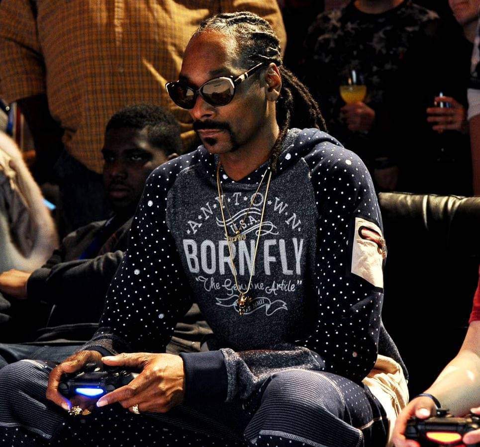 Image de Jeux Vidéo. L'émergence du studio Death Row Games, co-fondé par Snoop Dogg et son fils Cordell Broadus, représente une évolution majeure dans l'intersection entre la musique, la culture pop et l'industrie du gaming. Ce partenariat met en lumière une tendance croissante où les célébrités investissent dans le domaine des jeux vidéos, apportant souvent avec elles leur notoriété et leur influence pour marquer le paysage vidéoludique. L'annonce que Death Row Games mettra l'accent sur la promotion des créateurs issus de minorités est un aspect significatif de cette initiative. Ce choix stratégique souligne l'importance croissante de la représentation et de la diversité au sein de l'industrie des jeux vidéo. Il met en lumière les efforts pour offrir des opportunités équitables à des talents sous-représentés, tout en répondant aux demandes des joueurs en quête de contenus plus inclusifs et diversifiés. De plus, l'intention du studio de débuter ses projets avec Fortnite en utilisant l'Unreal Editor souligne l'importance des partenariats et des plateformes de jeux établies pour propulser de nouveaux acteurs sur le marché. Cette collaboration entre Death Row Games et une franchise aussi renommée que Fortnite peut ouvrir la voie à une nouvelle ère de synergies entre l'industrie de la musique, les célébrités et le monde du gaming. En explorant plus en profondeur l'impact de Snoop Dogg en tant qu'entrepreneur et personnalité influente, il devient évident que son association avec le monde des jeux vidéo ne fait pas que susciter l'intérêt des médias, mais pourrait également influencer positivement la culture gaming. Son choix de diversifier ses investissements au-delà de la musique témoigne de la façon dont les artistes cherchent à se réinventer et à étendre leur portée, tout en contribuant à façonner l'évolution de cette industrie en constante mutation. Cependant, ce partenariat soulève aussi des questions importantes : quelle sera la réelle portée de l'engagement de Death Row Games en faveur de la diversité dans les jeux vidéo ? Comment ce studio compte-t-il concrètement soutenir et promouvoir les créateurs issus de minorités ? Et surtout, quel impact ce mouvement peut-il avoir sur l'industrie du gaming dans son ensemble, en termes de représentation, d'innovation et de création de contenus plus inclusifs ? En somme, l'initiative de Snoop Dogg et de son fils pour créer Death Row Games ouvre des perspectives passionnantes quant à la convergence des mondes du divertissement, de la musique et des jeux vidéo. Cependant, elle soulève également des questions fondamentales sur la manière dont cette collaboration peut façonner l'avenir de l'industrie vidéoludique et l'influence qu'elle pourrait exercer sur la représentation, la diversité et l'innovation au sein de ce domaine en constante évolution.