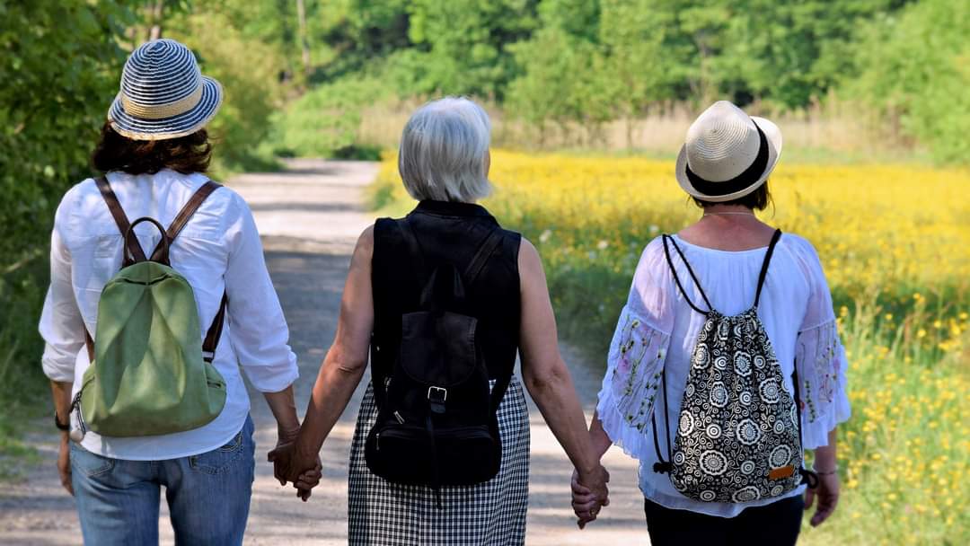 Image de Sexualité. Vivre une sexualité épanouie après l'âge de 50 ans est souvent un sujet complexe et pertinent pour de nombreuses personnes. L'arrivée de la ménopause représente un moment clé dans la vie d'une femme, souvent accompagnée de bouleversements physiques, émotionnels et psychologiques. Cette étape naturelle peut impacter la perception de soi, l'intimité et la vie sexuelle d'une personne. Pour beaucoup, être en couple depuis longtemps à l'approche ou après la cinquantaine peut présenter des défis uniques. Les dynamiques au sein de la relation peuvent changer avec les années, et l'adaptation à ces changements peut influencer la sexualité du couple. Les fluctuations hormonales de la ménopause peuvent entraîner une baisse de libido, des sécheresses vaginales, ou d'autres problèmes physiques qui impactent l'épanouissement sexuel. Trouver de nouveaux moyens de maintenir une intimité physique et émotionnelle peut être un défi majeur pour les partenaires longue durée. D'un autre côté, être dans une relation récente après 50 ans peut également être enrichissant mais peut nécessiter une adaptation à une nouvelle dynamique relationnelle. Les attentes, les désirs et les besoins peuvent être différents par rapport à une relation établie depuis longtemps, ce qui demande une communication ouverte et une compréhension mutuelle pour que la vie sexuelle reste épanouie malgré les changements liés à la ménopause. Par ailleurs, pour les personnes sans partenaire fixe, la ménopause peut aussi apporter son lot de questions et de défis quant à la redéfinition de la sexualité à cette étape de la vie. Explorer de nouvelles rencontres, redéfinir ses désirs et besoins, ou simplement s'adapter à une sexualité plus individuelle peuvent être des aspects à prendre en considération pour maintenir une vie sexuelle épanouie. Les difficultés rencontrées peuvent être variées et uniques à chaque individu. Certains peuvent faire face à des défis physiques, tels que des problèmes de santé affectant la libido ou la satisfaction sexuelle. D'autres peuvent être confrontés à des changements émotionnels et psychologiques dus à la ménopause, tels que des fluctuations d'humeur ou une baisse de confiance en soi. Cependant, malgré ces défis, de nombreuses personnes de plus de 50 ans trouvent des moyens de maintenir une sexualité épanouie. La communication ouverte avec le partenaire, la recherche de nouvelles façons d'explorer l'intimité, l'adaptation à de nouvelles expériences et l'acceptation des changements physiques et émotionnels font partie des stratégies utilisées pour maintenir une vie sexuelle satisfaisante après la ménopause. Alors, comment vivez-vous votre sexualité après 50 ans ? Quelles stratégies ou expériences avez-vous trouvées pour surmonter les défis liés à la ménopause et maintenir une vie sexuelle épanouie ?