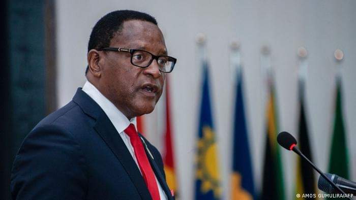 Image de Voyages. La décision du président Chakwera de suspendre les voyages internationaux des fonctionnaires du Malawi jusqu'à la fin de l'année fiscale en cours a des répercussions significatives à la fois sur le plan national et international. Cette mesure vise à réduire les dépenses publiques et à rationaliser les déplacements officiels, mais elle a des implications politiques, économiques et sociales importantes. 1. Contexte politique et économique du Malawi : Discuter de la position politique actuelle du président Chakwera et de son gouvernement, y compris les défis économiques et sociaux auxquels le Malawi est confronté. Explorer les raisons possibles derrière la décision de suspendre les voyages internationaux et les implications politiques de cette action. 2. Impact sur la politique intérieure : Analyser comment cette décision affecte la perception du gouvernement par la population malawite. Examiner les réactions et opinions des citoyens, des politiciens locaux et des groupes d'intérêt face à cette mesure. 3. Conséquences sur la diplomatie et les relations internationales : Évaluer les implications diplomatiques de cette restriction de voyages pour le Malawi, y compris les relations bilatérales et les partenariats internationaux. Examiner comment cette action pourrait influencer la participation du Malawi aux forums internationaux et son image sur la scène mondiale. 4. Effets économiques et sociaux : Analyser l'impact de la réduction des voyages officiels sur l'économie du Malawi, en particulier sur les secteurs du tourisme, des affaires et du développement. Étudier les implications sociales de cette mesure sur les fonctionnaires et leurs familles, ainsi que sur la perception générale des politiques économiques du gouvernement. 5. Réduction de l'impôt sur le revenu : Approfondir les détails de la décision du président Chakwera concernant la réduction de l'impôt sur le revenu et ses objectifs pour soulager la pression financière sur les citoyens. Discuter des possibles répercussions de cette réduction fiscale sur l'économie, les finances publiques et le niveau de vie des Malawites. Ces sujets offrent une perspective plus large pour élargir la discussion sur la décision du président Chakwera concernant les voyages internationaux des fonctionnaires du Malawi et l'impact plus large de ses mesures économiques et politiques. Si vous souhaitez explorer davantage l'un de ces domaines ou d'autres aspects spécifiques, n'hésitez pas à me le faire savoir.