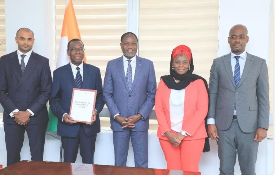 Image de Société. Il semble que vous cherchiez à résumer un article décrivant la signature d'un contrat de recherche et de partage de production d'hydrocarbures en Côte d'Ivoire, impliquant ICE Oil and Gas et Petroci Holding. Cette initiative marque une avancée significative dans l'ouverture du secteur pétrolier aux acteurs nationaux, encouragée par la vision du président Alassane Ouattara. Le contrat vise à explorer le bloc CI-705 au large de Fresco, dans le Sud-ouest du pays. Jacques Ayekoé N’Da, président de ICE Oil and Gas, a exprimé sa satisfaction quant à cette opportunité accordée au groupe privé ivoirien, soulignant l'appui du président Ouattara pour permettre aux nationaux de participer activement à l'industrie pétrolière. La politique de développement des ressources pétrolières et l'application du contenu local dans le secteur des hydrocarbures sont des objectifs clés de cette démarche. Les responsables impliqués ont souligné leur ambition de transformer les études en découvertes concrètes, tout en mettant en avant la transparence et le professionnalisme des négociations. Le partage des bénéfices du contrat est détaillé, attribuant 53% à l'État et 47% au consortium ICE-Petroci Holding, dépassant les arrangements précédents, notamment avec ENI. Les investissements pour les travaux de recherche s'élèvent à 23 milliards FCFA sur sept ans, avec une participation accrue de Petroci Holding dans le consortium, démontrant ainsi un engagement plus fort des acteurs nationaux dans ce partenariat. Le ministre des Mines, du pétrole et de l’énergie, Mamadou Sangafowa-Coulibaly, a mis en exergue la vision de l'État, axée sur une croissance économique inclusive à travers l'industrie extractive. Cette vision repose sur l'augmentation de la part de l'État, la promotion du contenu local et l'association des entrepreneurs nationaux avec les experts du secteur. Cette stratégie vise à favoriser l'utilisation des compétences et des entreprises locales dans l'exploitation des ressources extractives, ainsi qu'à encourager les investissements nationaux dans l'exploration et l'exploitation des ressources pétrolières et minières. L'appel est lancé aux entreprises locales pour qu'elles s'impliquent dans la création d'entreprises nationales de renom. En somme, cette initiative reflète un changement majeur dans la politique énergétique de la Côte d'Ivoire, visant à intégrer davantage les acteurs nationaux dans le secteur pétrolier et à favoriser un développement économique plus inclusif.