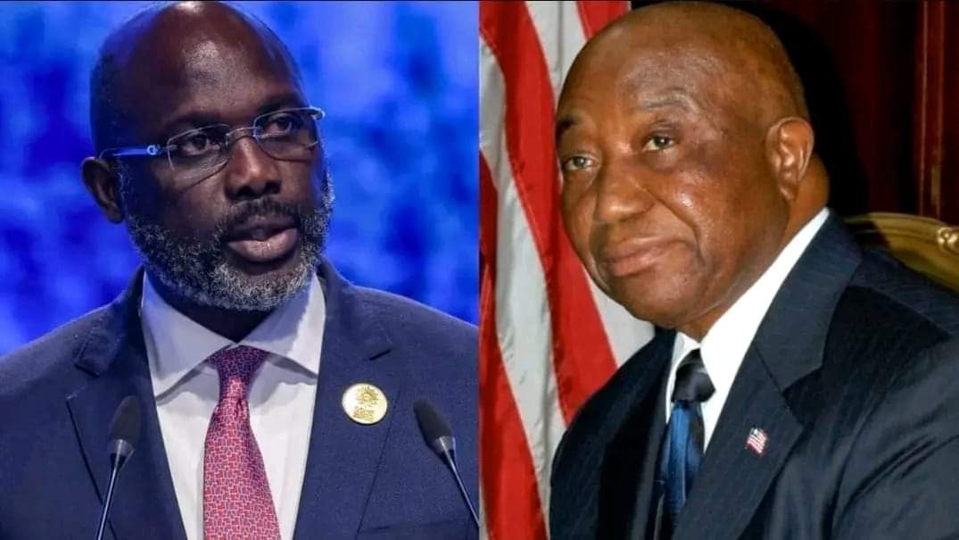 Image de Affaires Etrangères. Le président sortant du Liberia, George Weah, a reconnu sa défaite lors des élections présidentielles du mardi 17 novembre au soir face à l'opposant Joseph Boakai, bien que les résultats finaux ne soient pas encore publiés. Weah, ancienne star du football devenue président en 2017, a déclaré qu'il avait appelé Boakai pour le féliciter, les résultats partiels montrant une avance irrattrapable pour son adversaire. Les résultats provisoires, issus du dépouillement de plus de 99 % des bureaux de vote, indiquaient que Boakai avait remporté 50,89 % des voix contre 49,11 % pour Weah, avec une avance d'environ 28 000 voix sur 1,6 million de bulletins dépouillés sur les 2,4 millions d'électeurs. Des partisans de Boakai ont célébré ces résultats à Monrovia. Les États-Unis ont salué la victoire de Boakai et l'acceptation pacifique des résultats par le président sortant, soulignant l'importance d'élections transparentes. Boakai, après avoir été vice-président de 2006 à 2018, accède finalement à la présidence à l'âge de 78 ans, préparant depuis longtemps cette revanche après sa défaite en 2017. Il propose un programme de sauvetage national axé sur l'amélioration des infrastructures, l'investissement agricole, l'attrait des investissements, le tourisme et la restauration de la réputation du pays. Boakai vise à corriger les lacunes de son prédécesseur, mentionnant l'augmentation de la pauvreté, la mauvaise gouvernance et d'autres problèmes à résoudre. Boakai promet un gouvernement inclusif reflétant la diversité politique, ethnique, régionale, religieuse et de genre du pays. Des alliances stratégiques et des soutiens ont renforcé sa campagne, mettant en avant son intégrité et sa capacité à restaurer la confiance envers les institutions et à lutter contre la corruption.