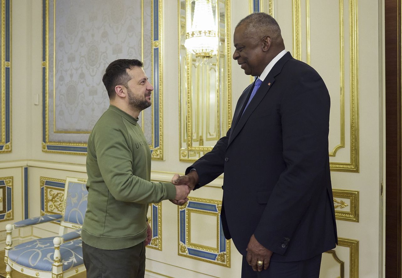 Image de Affaires Etrangères. Ce lundi, le secrétaire américain à la Défense, Lloyd Austin, a effectué une visite surprise à Kiev pour réaffirmer le soutien des États-Unis face à l'invasion russe. Cette démarche intervient alors que l'Ukraine fait face à des pénuries de munitions en plein contre-offensive. Lloyd Austin, arrivé à Kiev par train depuis la Pologne, a délivré un message fort de soutien aux Ukrainiens, déclarant que les États-Unis resteront aux côtés de l'Ukraine "pour longtemps". Le président ukrainien, Volodymyr Zelensky, a qualifié cette visite de "signal très important", soulignant l'importance du soutien international dans ce contexte de conflit acharné. Le Congrès américain se trouve actuellement divisé sur la question de l'aide militaire à apporter à l'Ukraine. Malgré des engagements passés en faveur de Kiev, certains élus républicains remettent en question les milliards de dollars d'aide débloqués par l'administration Biden. Cette divergence politique soulève des inquiétudes quant à la pérennité du soutien américain à l'Ukraine dans les mois à venir. La Russie, repassant à l'offensive en octobre, menace de reprendre sa campagne de bombardements hivernale, mettant des millions d'Ukrainiens en danger. La visite de Lloyd Austin à Kiev prend une importance stratégique alors que les tensions et les défis auxquels l'Ukraine est confrontée continuent de croître. La pénurie de munitions, déclarée par Zelensky, souligne l'urgence des besoins militaires de l'Ukraine. Dans ce contexte, la visite du chef du Pentagone vise également à aborder les préoccupations logistiques et stratégiques auxquelles l'Ukraine est confrontée sur le terrain. Dans le contexte actuel de rivalités politiques au sein du Congrès et de la situation sur le terrain en Ukraine, une question cruciale se pose : Comment ces défis internes et externes influenceront-ils la capacité des États-Unis à maintenir un soutien robuste à l'Ukraine, et quelles répercussions cela pourrait-il avoir sur l'issue du conflit russo-ukrainien ?