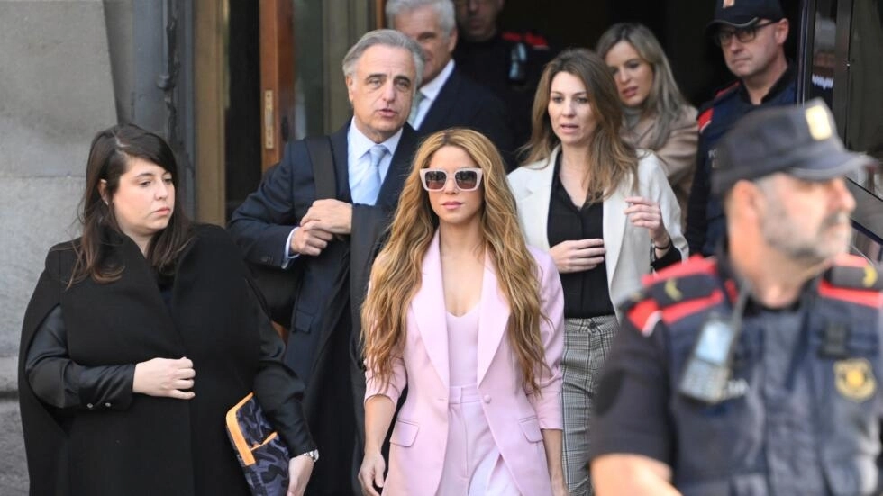 Image de Célébrités. La sensation mondiale Shakira a évité un procès pour fraude fiscale en Espagne en acceptant de verser une amende de plus de sept millions d'euros. L'accord, conclu au dernier moment avec le parquet, a scellé l'issue judiciaire, mais soulève des questions sur les implications futures pour la chanteuse et les célébrités confrontées à des problèmes fiscaux. Lundi, la superstar colombienne de 46 ans s'est présentée au tribunal de Barcelone, où elle a admis sa culpabilité et accepté les peines qui lui ont été infligées. L'accord inclut une amende de plus de 7,3 millions d'euros, soit 50 % du montant de la fraude, ainsi qu'une peine de trois ans de prison avec sursis, convertie en une sanction financière de 432 000 euros, portant le total à près de 7,8 millions. Le parquet accusait Shakira de ne pas avoir payé ses impôts en Espagne pour les années 2012, 2013 et 2014, alléguant qu'elle avait dépassé le seuil de résidence fiscale de 183 jours par an dans le pays. Malgré ses dénégations, la chanteuse avait déjà versé 17,45 millions d'euros pour régulariser sa situation fiscale. Les Détails de l'Affaire et les Enjeux L'affaire de Shakira met en lumière la complexité des questions fiscales auxquelles les personnalités publiques sont confrontées. Le parquet avait initialement requis une peine de huit ans et deux mois de prison, ainsi qu'une amende de 23,8 millions d'euros. Cependant, l'accord a considérablement réduit ces sanctions. La chanteuse maintient que sa résidence fiscale était aux Bahamas, un paradis fiscal, en raison de ses voyages fréquents pour des raisons professionnelles. Elle a également souligné son établissement permanent à Barcelone à la fin de 2014, après la naissance de son deuxième enfant. Cependant, l'accord n'est pas la fin des ennuis fiscaux de Shakira en Espagne. Une nouvelle procédure a été entamée cet été pour une fraude fiscale présumée en 2018, évaluée à six millions d'euros. De plus, elle est sous le coup d'une enquête pour l'exercice 2011. Implications Plus larges et Questions en Suspens L'affaire Shakira reflète un problème plus vaste de personnalités publiques confrontées à des accusations de fraude fiscale en Espagne, où d'autres célébrités telles que Cristiano Ronaldo et Lionel Messi ont également été impliquées. Le paiement de l'amende et l'acceptation des peines infligées posent la question de savoir si ces accords financiers seront suffisants pour dissuader d'autres personnalités d'adopter des pratiques fiscales douteuses. De plus, la durabilité du soutien populaire à Shakira et à d'autres artistes impliqués dans des affaires de fraude fiscale reste à voir. En fin de compte, l'affaire Shakira soulève des questions plus larges sur la transparence fiscale des personnalités publiques et sur la manière dont les systèmes judiciaires traitent ces questions complexes. Comment ces développements influenceront-ils la perception du public et les décisions futures en matière de fiscalité pour les célébrités ?