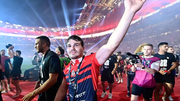 Image de Sport. La 19e édition de la Nuit du Rugby, tenue à l'Olympia, a consacré Antoine Dupont, demi de mêlée du Stade Toulousain et du XV de France, en lui attribuant les titres de meilleur joueur du Top 14 et meilleur international français pour la saison 2022-2023. Cette double distinction, décernée par ses pairs, témoigne de la reconnaissance de la communauté des joueurs professionnels envers la performance exceptionnelle de Dupont. Antoine Dupont a surpassé des talents notables tels que Grégory Alldritt et Camille Lopez pour remporter le titre de meilleur joueur du Top 14. Ce succès marque également l'entrée d'Antoine Dupont dans l'histoire de la Nuit du Rugby en tant que premier joueur à remporter deux fois cette distinction majeure, ayant déjà été lauréat en 2021. Son parcours, du trophée de la meilleure révélation en 2017 à ses récents succès, souligne son influence durable sur le rugby français. Dans la catégorie de la révélation de la saison, Émilien Gailleton, le centre de la Section Paloise, a été honoré. Malgré son absence à la cérémonie en raison de la grève des contrôleurs aériens, Gailleton a été salué pour avoir été le meilleur marqueur d'essais du Top 14, bouclant ainsi une saison impressionnante. Le volet Pro D2 a été marqué par le succès d'Oyonnax, champion et promu, qui a remporté le meilleur joueur avec le pilier international Thomas Laclayat, désormais au Racing 92, et le meilleur staff. Ces distinctions soulignent la performance exceptionnelle d'Oyonnax au cours de la saison. La contribution des internautes a également été célébrée avec le choix du plus bel essai de la saison 2022-2023 du Top 14 attribué à Romain Ntamack pour son raid décisif en finale, offrant le titre au Stade Toulousain face au Stade Rochelais. La Nuit du Rugby a réuni une pléiade de joueurs et d'acteurs clés du monde du rugby pour célébrer l'excellence sportive et mettre en lumière les moments mémorables de la saison. En dépit des succès individuels, le rugby reste un sport d'équipe, chaque distinction soulignant l'effort collectif nécessaire pour atteindre les sommets. Alors que la saison de rugby 2022-2023 s'achève avec cette cérémonie, le rugby français se tourne déjà vers l'avenir. Les performances exceptionnelles de joueurs tels qu'Antoine Dupont continueront-elles à marquer le paysage du rugby, et quelles équipes émergeront comme les forces dominantes de la saison à venir ? La Nuit du Rugby a tracé la voie, mais de nouveaux défis et triomphes attendent dans l'arène rugbystique. Quelles histoires captivantes se dérouleront sur le terrain ?