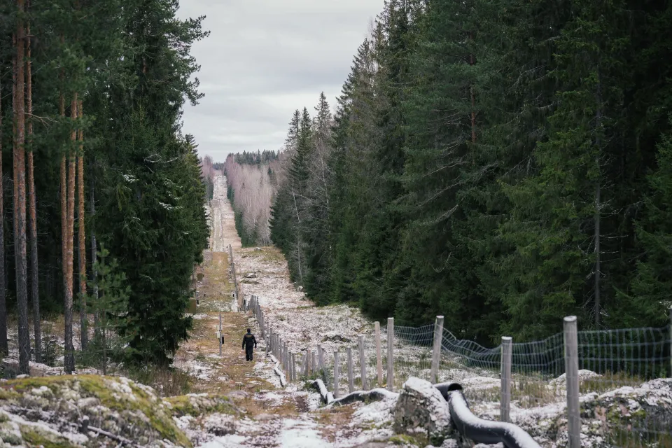 Image de Affaires Etrangères. La Finlande, confrontée à une augmentation soudaine des demandeurs d'asile, a fermé plusieurs postes-frontières avec la Russie, suscitant des réactions tant à l'intérieur du pays qu'à l'étranger. Lors de cette montée de tensions, le président polonais a exprimé un soutien politique à la Finlande, qualifiant la situation d'"attaque hybride" similaire à celle que la Pologne connaît à sa frontière avec la Biélorussie. Cette déclaration souligne les préoccupations persistantes de la Pologne concernant la pression migratoire qu'elle attribue à la Russie et à la Biélorussie depuis 2021. La Finlande, membre de l'OTAN depuis avril, a accusé Moscou de tenter de déstabiliser le pays en laissant des migrants franchir la frontière commune. Cette situation a conduit à la fermeture de quatre des huit postes-frontières. Les autorités finlandaises ont qualifié ces événements d'"attaque hybride" et ont fermé les frontières pour contenir la situation. Le président polonais a promis un soutien politique et le partage d'expérience avec la Finlande, soulignant une solidarité face aux défis similaires rencontrés par les deux pays. Les autorités finlandaises ont exprimé leur inquiétude quant à la possibilité que certains migrants, incapables de pénétrer en Europe via la Pologne, se dirigent vers le nord et franchissent la frontière finlandaise. Cette situation souligne la complexité des problèmes migratoires aux frontières européennes et la nécessité d'une coopération entre les États membres de l'UE pour faire face à ces défis. La Russie a réfuté les accusations d'instrumentalisation des migrants à la frontière finlandaise et a mis en garde contre la fermeture potentielle de quatre autres postes-frontières. Les autorités russes ont souligné que de telles décisions nuiraient aux intérêts nationaux de la Finlande. Cette tension met en évidence les dynamiques complexes et les enjeux géopolitiques entourant la gestion des frontières et des mouvements migratoires en Europe. Face à ces développements, la question qui se pose est de savoir comment les pays européens peuvent renforcer leur collaboration pour faire face aux pressions migratoires aux frontières et prévenir de futures crises.