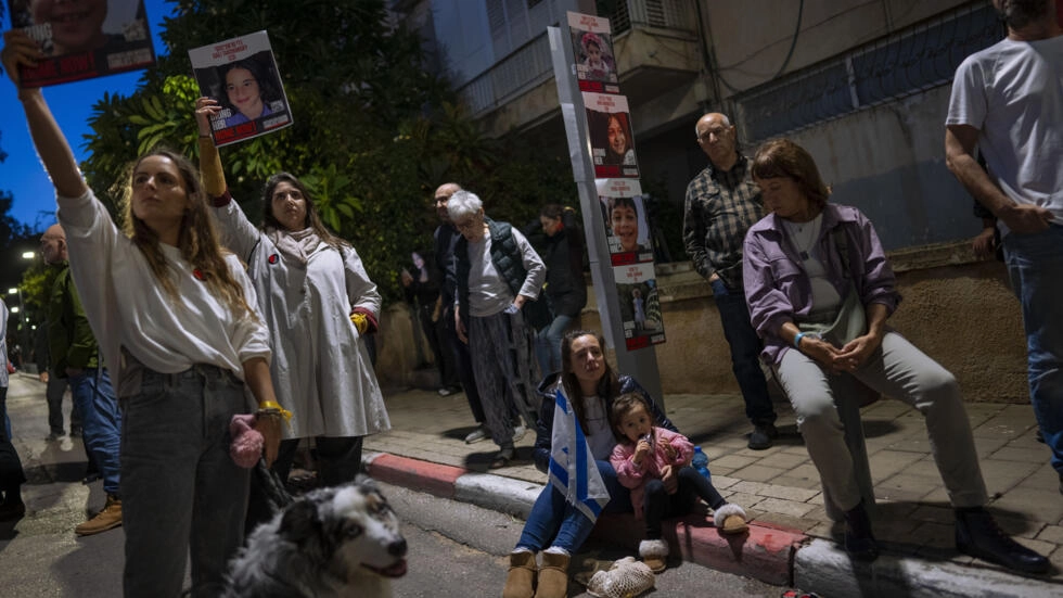 Image de Affaires Etrangères. Les développements récents dans la région soulignent l'intensité des négociations en cours pour la libération des otages retenus dans la bande de Gaza depuis leur enlèvement le 7 octobre. Le Premier ministre israélien, Benjamin Netanyahu, a partagé une lueur d'espoir en déclarant des "progrès" dans ces pourparlers cruciaux. Les efforts de médiation du Qatar sont au cœur de cette dynamique, avec un représentant qatari affirmant que les négociations n'ont jamais été aussi proches d'un accord. Cette déclaration intervient dans un contexte où l'armée israélienne poursuit une offensive intense contre le Hamas dans le nord de la bande de Gaza, accentuant la complexité de la situation. Le Hamas a également fait une annonce intrigante en déclarant qu'il se rapproche de la conclusion d'un accord de trêve dans la région. Cela soulève des questions sur les évolutions à venir et sur la possibilité d'une désescalade. Parallèlement, le président russe Vladimir Poutine s'apprête à participer à une réunion virtuelle des pays émergents des Brics consacrée à la guerre à Gaza. Cette implication internationale souligne l'ampleur de la crise et l'importance que la communauté internationale accorde à la résolution de ce conflit. Les négociations en cours impliquent des échanges complexes, notamment la libération d'otages en échange de prisonniers palestiniens et la possibilité d'une trêve dans le conflit entre Israël et le Hamas. Des sources indiquent que l'accord pourrait prévoir la libération de "50 à 100" otages civils en échange de 300 femmes et enfants détenus par Israël. Le processus de transfert serait progressif, avec des étapes spécifiques pour les otages israéliens et les prisonniers palestiniens. Dans cette phase critique des négociations, le Qatar, l'Égypte et les États-Unis jouent un rôle essentiel en tant que médiateurs. Leur implication souligne l'importance de parvenir à un accord équilibré qui réponde aux préoccupations des deux parties. Alors que l'espoir de progrès persiste, la situation sur le terrain demeure tendue, avec l'offensive continue de l'armée israélienne. La possibilité d'une trêve et la libération des otages restent incertaines, soulevant des questions cruciales sur l'avenir de la région. En conclusion, les développements récents indiquent une phase critique des négociations, avec des signes positifs émanant des déclarations de Benjamin Netanyahu et du représentant qatari. Cependant, les défis persistants sur le terrain soulèvent des interrogations sur la viabilité d'un accord global et sur la manière dont la situation évoluera dans les jours à venir. La résolution de cette crise complexe reste un enjeu majeur pour la stabilité régionale et internationale.