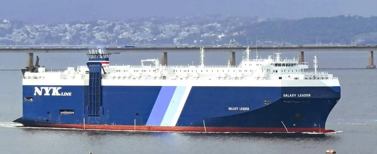 Image de Affaires Etrangères. L'incident en mer Rouge impliquant les houthistes du Yémen et la capture du navire commercial "Galaxy Leader", appartenant à un homme d'affaires israélien, souligne les tensions croissantes dans la région. Les houthistes affirment que cette action représente une réponse directe à l'engagement militaire d'Israël contre le Hamas à Gaza. Les images diffusées par les houthistes montrent une descente d'hommes armés depuis un hélicoptère sur le navire, suivie d'une demande d'abdication de l'équipage. Ces événements soulèvent des préoccupations sur la sécurité maritime dans la mer Rouge et intensifient les répercussions régionales du conflit israélo-palestinien. L'implication de l'Iran, qui soutient les houthistes, renforce la dimension régionale de l'incident. Les relations complexes entre les acteurs régionaux amplifient les enjeux géopolitiques, posant des défis supplémentaires pour la résolution pacifique des conflits. La propriété israélienne du navire ajoute une couche supplémentaire de complexité à cette affaire. Les représailles directes contre un homme d'affaires israélien soulèvent des questions sur l'escalade des hostilités au-delà des opérations militaires conventionnelles, avec des implications potentielles pour d'autres domaines, tels que le commerce maritime. Dans le contexte de cette escalade, la question fondamentale qui se pose est de savoir comment la communauté internationale réagira à de tels actes de représailles et quelles mesures pourraient être prises pour atténuer les tensions. Les incidents de cette nature appellent à une réponse coordonnée et à des initiatives diplomatiques visant à éviter une escalade incontrôlée du conflit. Les médias et la communauté internationale surveillent de près ces développements, cherchant à comprendre l'impact potentiel sur la stabilité régionale. Les actions ultérieures des houthistes et les réponses d'Israël auront des implications majeures, non seulement pour les parties directement impliquées, mais aussi pour la dynamique globale du Moyen-Orient. En conclusion, la capture du navire par les houthistes en représailles à l'implication d'Israël dans le conflit à Gaza souligne la complexité croissante des tensions régionales. Les dimensions militaires, diplomatiques et économiques de cet incident appellent à une évaluation approfondie des implications à long terme et à une réflexion sur les moyens de prévenir une escalade plus large du conflit. La question demeure : quelles mesures la communauté internationale prendra-t-elle pour atténuer ces tensions et favoriser une résolution pacifique des conflits dans la région ?