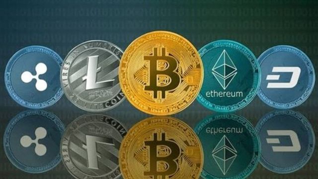 Image de Cryptomonnaies. La volatilité souvent associée aux cryptomonnaies n'a apparemment pas ébranlé la confiance des utilisateurs ivoiriens, bien au contraire. D'après les données fournies dans le rapport 2022 sur l'adoption des monnaies numériques dans le monde publié par tripe A, l'Afrique compte 53 millions de détenteurs de cryptomonnaies. Ce chiffre est déjà impressionnant, mais ce qui est encore plus remarquable, c'est que la Côte d'Ivoire se positionne en tant que leader au sein de l'Union économique et monétaire ouest-africaine (Uemoa) avec environ 343 000 détenteurs de cryptomonnaies. Ce constat souligne clairement l'ampleur du succès que connaît la cryptomonnaie dans le pays. Une question intrigante se pose alors : qu'est-ce qui explique cette ruée vers la cryptomonnaie en Côte d'Ivoire et plus largement en Afrique? Plusieurs facteurs peuvent contribuer à cette tendance. Tout d'abord, la facilité d'accès et la possibilité d'effectuer des transactions financières sans l'intermédiaire d'institutions bancaires traditionnelles sont des avantages significatifs pour de nombreux utilisateurs. En particulier dans un pays comme la Côte d'Ivoire, où l'accès aux services bancaires peut parfois être limité, la cryptomonnaie offre une alternative attrayante. De plus, la jeunesse démographique de la population africaine joue un rôle crucial dans cette adoption massive. Les jeunes, souvent plus ouverts aux nouvelles technologies, voient dans la cryptomonnaie une opportunité de participer à l'économie numérique mondiale et de contourner les obstacles traditionnels auxquels ils pourraient être confrontés dans le système financier conventionnel. Cependant, cette tendance suscite également des interrogations quant aux problèmes potentiels et aux solutions envisageables pour les économies africaines, y compris celle de la Côte d'Ivoire. Des experts et des utilisateurs ont exprimé divers points de vue sur cette question complexe. Certains experts soulignent la nécessité d'une régulation plus claire et adaptée à l'environnement africain en évolution rapide. Ils affirment que des réglementations bien conçues pourraient contribuer à minimiser les risques associés à l'utilisation de cryptomonnaies tout en favorisant la croissance de ce secteur. D'autres estiment que la formation et la sensibilisation du public sont essentielles pour garantir une utilisation responsable de ces nouvelles technologies financières. Du côté des utilisateurs, les opinions sont également variées. Certains voient la cryptomonnaie comme un moyen de contourner les contraintes du système financier traditionnel, offrant une inclusivité financière accrue. D'autres expriment des inquiétudes quant à la volatilité des prix et à l'absence de garanties réglementaires, soulignant la nécessité de mesures de protection des consommateurs. En ce qui me concerne, je trouve que cette évolution rapide vers l'adoption de la cryptomonnaie en Côte d'Ivoire est à la fois passionnante et porteuse de défis. Il est indéniable que la technologie offre des avantages significatifs, mais il est crucial de trouver un équilibre entre l'innovation et la protection des utilisateurs. La mise en place de réglementations claires et d'initiatives éducatives peut jouer un rôle essentiel dans la pérennité et le succès de la cryptomonnaie dans le pays. En conclusion, l'état actuel de la Côte d'Ivoire en matière de cryptomonnaie révèle une tendance remarquable vers l'adoption de cette technologie financière novatrice. Les chiffres impressionnants de détenteurs de cryptomonnaies dans le pays témoignent de l'engouement croissant. Cependant, il est impératif d'adresser les questions liées à la régulation, à la sensibilisation et à la protection des consommateurs pour assurer une intégration réussie et durable de la cryptomonnaie dans l'économie ivoirienne.