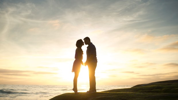 Image de Amour/Couple. Évoquer la croissance de l'amour au sein d'un couple m'amène à réfléchir à un ensemble de principes et d'actions qui, à mon avis, contribuent à renforcer les liens et à nourrir une relation épanouissante. L'idée centrale que je retiens est que l'amour est un verbe d'action, une force dynamique qui demande une attention constante et des efforts mutuels. Cultiver un état d'esprit positif semble être la clé, car il influence significativement la qualité de la relation. Aimer, c'est agir, c'est un engagement actif qui va au-delà des mots. Cela signifie choisir chaque jour de faire des gestes, petits ou grands, pour exprimer ses sentiments envers son partenaire. L'expression "aimer est un verbe d'action" résonne en moi comme un rappel constant que l'amour n'est pas simplement un sentiment passif, mais une force qui demande à être nourrie par des actes concrets. Cela peut être aussi simple que montrer de l'appréciation, exprimer de la gratitude, ou investir du temps et des efforts dans la relation. Cultiver un état d'esprit positif émerge comme une autre dimension cruciale. La façon dont nous percevons notre partenaire et notre relation a un impact énorme sur la dynamique du couple. Adopter une attitude positive permet de focaliser sur les aspects positifs de la relation, de valoriser les qualités de l'autre, et de naviguer à travers les défis avec résilience. C'est comme nourrir le sol dans lequel l'amour peut prendre racine et prospérer. J'estime que l'état d'esprit positif crée un cercle vertueux, renforçant non seulement la relation elle-même mais aussi la satisfaction personnelle au sein du couple. Parler des bienfaits d'un état d'esprit positif dans une relation m'amène à considérer comment cela se traduit concrètement. Un état d'esprit positif ne signifie pas ignorer les difficultés, mais plutôt les aborder avec une perspective constructive. Cela implique de développer la communication, d'être ouvert aux compromis, et de faire preuve d'empathie envers les sentiments de l'autre. En mettant l'accent sur le positif, on crée un espace où l'amour peut s'épanouir, libéré des poids inutiles. Rester indépendant·e tout en étant en couple est également une dimension essentielle à mes yeux. Cela ne signifie pas s'isoler émotionnellement, mais plutôt conserver son identité et ses passions individuelles. Une relation équilibrée permet à chacun de s'épanouir individuellement tout en construisant quelque chose de significatif ensemble. En investissant dans nos propres objectifs et passions, nous apportons une richesse personnelle à la relation, créant ainsi un terrain fertile pour l'amour. Les moments de qualité occupent une place particulière dans ma réflexion sur la croissance de l'amour. Ces instants privilégiés où l'on se connecte véritablement avec son partenaire, où l'on partage des expériences significatives, sont des catalyseurs puissants pour renforcer les liens. Cela peut être une soirée tranquille à la maison, une escapade spontanée, ou simplement un moment d'écoute et d'attention mutuelle. Ces moments construisent des souvenirs précieux et nourrissent l'amour à un niveau profond. Enrichir les échanges représente également une démarche importante. La communication est le ciment d'une relation solide. Écouter activement, exprimer ses sentiments, partager ses pensées et ses attentes favorisent une compréhension mutuelle. Dans cette optique, la communication devient un moyen de croissance constante, une exploration continue de soi et de l'autre. Accepter l'imperfection émerge comme un principe clé dans la croissance de l'amour. Chacun de nous est imparfait, et la vie à deux implique inévitablement des moments de friction. L'acceptation de ces imperfections, la compréhension que personne n'est parfait, permet de créer un espace où l'amour peut se développer malgré les différences. Cela demande une dose de tolérance et d'humilité, mais c'est un investissement fondamental dans la solidité de la relation. En ce qui concerne la gestion des problèmes de couple, il est crucial de voir ces défis comme des opportunités de croissance. Affronter les difficultés ensemble, chercher des solutions en équipe, renforce la résilience du couple. Plutôt que de voir les conflits comme des obstacles, je les considère comme des moments qui permettent de mieux comprendre l'autre et d'évoluer en tant que couple. En conclusion, la construction et la croissance de l'amour dans un couple demandent un engagement actif, une attitude positive, et une attention constante. En maintenant son indépendance tout en partageant une vie à deux, en cultivant des moments de qualité, en enrichissant les échanges, en acceptant l'imperfection, et en gérant les défis avec résilience, on crée un terrain fertile où l'amour peut s'épanouir. Et maintenant, je me demande, quelles sont vos stratégies pour faire grandir l'amour dans votre couple ?