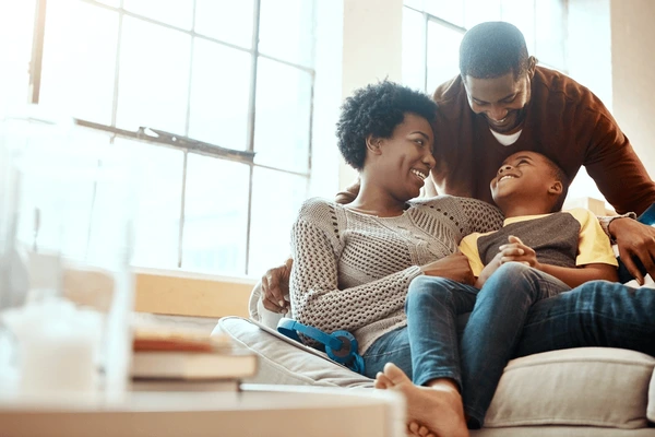 Image de Famille. L'importance de la famille en tant que valeur fondamentale de la société est un sujet qui mérite d'être exploré en profondeur. En tant qu'individu qui accorde une grande valeur à la notion de famille, je pense qu'il existe de nombreuses raisons sous-jacentes qui font de cette institution un pilier essentiel du tissu social. Examining les aspects culturels, émotionnels, économiques et même éthiques de l'importance de la famille peut nous offrir une perspective holistique sur son rôle crucial dans le fonctionnement de la société. Sur le plan culturel, la famille joue un rôle central dans la transmission des valeurs, des traditions et des normes sociales d'une génération à l'autre. C'est au sein de la famille que les individus acquièrent leurs premières expériences interpersonnelles, apprennent les comportements sociaux acceptables, et comprennent leur identité culturelle. La famille agit comme une passerelle vers le patrimoine culturel, contribuant ainsi à la préservation et à la continuité des coutumes qui définissent une société donnée. En ce sens, elle constitue un élément fondamental de la pérennité culturelle et de l'unité sociale. D'un point de vue émotionnel, la famille offre un cadre unique pour le soutien émotionnel, la compréhension et la sécurité. C'est au sein de la famille que les individus expérimentent le lien affectif initial, établissant des relations qui devraient idéalement être empreintes d'amour, de confiance et de compréhension. Les membres de la famille sont souvent les premiers à célébrer les succès et à apporter du réconfort lors des épreuves. Cette stabilité émotionnelle peut jouer un rôle crucial dans le développement des individus, les aidant à construire une base solide pour leurs relations futures avec la société. D'un point de vue économique, la famille peut également être considérée comme une unité économique de base. Historiquement, les familles ont joué un rôle essentiel dans la production et la distribution des ressources, avec chaque membre de la famille contribuant d'une manière ou d'une autre. Même si les structures familiales ont évolué avec le temps et que l'économie moderne a apporté des changements significatifs à ce paradigme, la famille demeure souvent un réseau de soutien économique. Les membres de la famille peuvent partager des responsabilités financières, contribuant ainsi à la stabilité économique et à la prospérité collective. Sur le plan éthique, la famille peut être considérée comme le berceau des valeurs morales et éthiques. C'est au sein de la famille que l'on apprend les notions de bien et de mal, de respect et de responsabilité. Les parents ont un rôle crucial dans la transmission de ces principes éthiques à leurs enfants, contribuant ainsi à la formation d'individus moralement responsables et conscients de leurs devoirs envers la société. En ce sens, la famille agit comme un incubateur éthique, jouant un rôle dans la formation de citoyens engagés et respectueux des normes sociales. En outre, la famille peut être perçue comme une structure sociale qui offre un soutien crucial dans des moments de crise. Que ce soit face à des défis économiques, des maladies, ou d'autres épreuves de la vie, la famille est souvent le premier rempart de protection. Les liens familiaux peuvent offrir un filet de sécurité émotionnel et financier, offrant un soutien inestimable lorsque les membres font face à des difficultés. Cette solidarité familiale peut contribuer à renforcer la résilience individuelle et collective, façonnant ainsi une société plus robuste. Pourtant, il est important de reconnaître que la notion de famille a évolué au fil du temps. Les structures familiales sont devenues plus diversifiées, reflétant les changements sociaux, économiques et culturels. Les familles monoparentales, les familles recomposées et d'autres formes non traditionnelles de structures familiales sont désormais courantes, soulignant la nécessité d'une compréhension inclusive de la notion de famille. Cela souligne également l'importance de créer des sociétés qui reconnaissent et respectent la diversité des modèles familiaux, sans stigmatisation. En conclusion, la famille est incontestablement une valeur cruciale de la société, influençant profondément nos vies sur des plans culturels, émotionnels, économiques et éthiques. Elle sert de base pour la transmission des traditions et des valeurs, offre un soutien émotionnel et économique, et contribue à la formation d'individus éthiques. Cependant, il est impératif d'adopter une vision inclusive de la famille, reconnaissant la diversité des modèles familiaux qui coexistent dans nos sociétés modernes. Alors, je m'interroge, comment percevez-vous le rôle de la famille dans la société d'aujourd'hui, et comment pensez-vous que cette perception influence notre compréhension collective des valeurs sociales ?