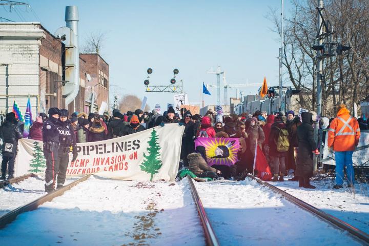 Image de Société. Le débat autour du doublement de la capacité de l'oléoduc Trans Mountain au Canada est complexe et polarise l'opinion. L'extension de cette infrastructure, appartenant au gouvernement fédéral, divise les Canadiens et, en particulier, les peuples autochtones. La controverse s'étend au-delà des aspects économiques et environnementaux, impliquant des considérations culturelles et territoriales cruciales. Le site du lac Jacko, dans l'ouest des Rocheuses canadiennes, revêt une signification profonde pour la Première Nation Secwépemc. Considéré comme un lieu historique et sacré, le lac est au cœur d'une polémique liée à l'expansion de l'oléoduc. Pour la matriarche April Thomas, cette entreprise menace la spiritualité et les traditions de sa communauté, soulignant l'importance de respecter les lois autochtones sur leurs territoires. L'entreprise étatique Trans Mountain, gestionnaire de l'oléoduc depuis 1953, affirme avoir respecté les obligations de consultation des peuples autochtones, conformément à la loi. Cependant, cette démarche est contestée, et les divergences au sein des communautés autochtones quant à leur représentation et à l'acceptation du projet sont évidentes. La question de la gouvernance autochtone, imposée par la loi sur les Indiens, crée des divisions au sein de ces communautés. Certains autochtones voient dans l'extension de l'oléoduc une opportunité économique. À Calgary, un groupe propose de racheter l'infrastructure pour redistribuer les bénéfices aux 129 communautés autochtones le long du tracé. Cette approche suscite des débats sur la manière dont les peuples autochtones peuvent participer activement à ces projets tout en préservant leurs valeurs environnementales et culturelles. Le Projet Réconciliation, un consortium d'hommes d'affaires autochtones et non autochtones, envisage d'acquérir le droit d'exploiter l'oléoduc. Cette initiative soulève des questions sur la compatibilité entre l'exploitation des ressources fossiles et le développement durable, ainsi que sur la nécessité de faire participer les autochtones à la gestion de tels projets. La décision juridique de condamner April Thomas et d'autres femmes autochtones pour avoir protesté sur le site du Trans Mountain souligne les tensions entre les lois provinciales et fédérales et les revendications des peuples autochtones. La juge Shelley Fitzpatrick a soulevé des interrogations sur la reconnaissance des lois et traditions autochtones dans le contexte légal canadien. L'oléoduc Trans Mountain devient ainsi le théâtre d'une confrontation entre les intérêts économiques, environnementaux et culturels, mettant en lumière les lacunes héritées du passé colonial du Canada. La question demeure : comment concilier le développement économique avec le respect des droits, des cultures et des territoires des peuples autochtones dans un contexte juridique en évolution constante?