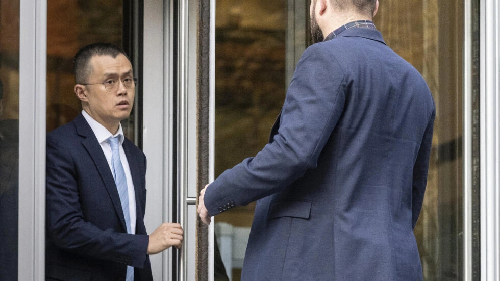 Image de Société. Le scandale secoue le monde des cryptomonnaies alors que Changpeng Zhao, le fondateur et PDG de Binance, la plus grande plateforme d'échange de cryptomonnaies au monde, démissionne dans le sillage d'un accord à l'amiable avec la Justice américaine. Les charges portées contre Binance et son PDG incluent des accusations graves de blanchiment d'argent et de détournement des fonds de leurs clients, jetant une ombre sur l'intégrité et la légitimité du secteur. Changpeng Zhao, actuellement résident aux Émirats arabes unis, a pris une décision difficile pour sauver son entreprise. En acceptant de plaider coupable pour blanchiment d'argent et en abandonnant son poste, il espère éviter une crise totale pour Binance. Cependant, la résolution de ce scandale ne se limite pas à des excuses publiques et à des démissions. Une amende colossale de 4,3 milliards de dollars a été imposée à Binance, signifiant que les conséquences financières seront tout aussi significatives que les dommages réputationnels. Les enquêtes de la Securities and Exchange Commission (SEC), le régulateur américain, remontent à 2018, révélant une série de problèmes structurels au sein de Binance. Des conflits d'intérêts, l'absence de transparence et le contournement délibéré de la législation ont été mis en évidence. La SEC reproche à Binance de ne pas avoir séparé ses activités américaines de celles dans le reste du monde, échappant ainsi à la réglementation américaine. Cela a permis des transferts non contrôlés d'argent des clients, impliquant des transactions de plusieurs centaines de milliards de dollars dans des pays sous sanctions, tels que l'Iran et la Syrie. La répression des autorités américaines dans le secteur des cryptomonnaies s'étend au-delà de Binance. La plateforme d'échange mondiale Kraken est également dans le collimateur de la justice, avec des accusations d'exercice illégal aux États-Unis sans enregistrement. Cette action marque une tendance claire des autorités de régulation à nettoyer le secteur, imposant une responsabilité accrue et mettant en lumière la nécessité d'une régulation stricte pour éviter de tels abus. Le scandale de Binance et les actions réglementaires en cours soulèvent des questions cruciales sur l'avenir des cryptomonnaies. La confiance des investisseurs est mise à l'épreuve, et l'industrie doit faire face à des défis cruciaux pour assurer sa légitimité et sa stabilité. Comment le secteur des cryptomonnaies peut-il se rétablir et instaurer la confiance des investisseurs tout en répondant aux exigences croissantes des régulateurs internationaux? La réponse à cette question déterminera l'avenir de cette révolution financière en pleine évolution.