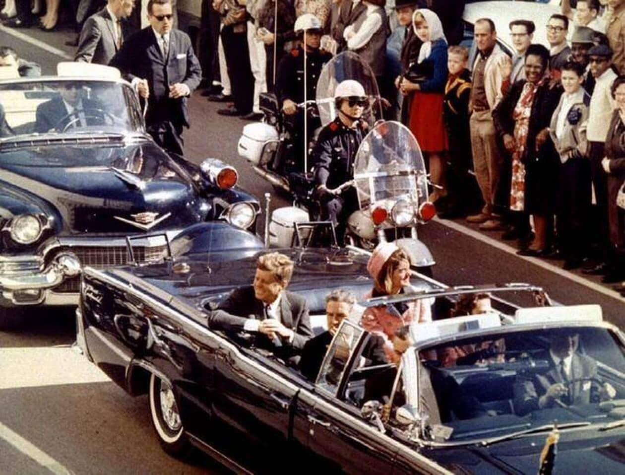 Image de Société. Le 22 novembre 1963 reste gravé dans l'histoire comme le jour où le 35e président des États-Unis, John Fitzgerald Kennedy, a été assassiné à Dallas. Ce tragique événement a engendré des spéculations et des théories du complot qui perdurent encore soixante ans après. Pour comprendre la complexité de cet assassinat, il est essentiel de revisiter les circonstances de ce jour fatidique. À 12 h 30, Kennedy, accompagné du gouverneur du Texas John Connally et de leurs épouses, traverse le centre-ville de Dallas dans une Lincoln Continental décapotable. Les tirs retentissent à Dealey Plaza, et Kennedy s'effondre, sa mort annoncée trente minutes plus tard. Les médias du monde entier relaient cette tragédie en direct, marquant ainsi le début d'une légende ensanglantée. Lee Harvey Oswald, arrêté peu après, devient le principal suspect. Cependant, quarante-huit heures plus tard, il est assassiné dans les locaux de la police par Jack Ruby, un acte qui alimente instantanément les spéculations. L'absence de procès retentissant ouvre la voie à des théories du complot florissantes. La Commission Warren, créée par le successeur de Kennedy, Lyndon Johnson, conclut en 1964 qu'Oswald avait agi seul. Malgré un travail colossal, les doutes persistent, et plus de 300 théories du complot ont depuis émergé. Des acteurs variés sont mis en cause, de la mafia à la CIA, en passant par Cuba, l'extrême droite, voire les extraterrestres. En 1991, le film "JFK" d'Oliver Stone ravive les suspicions en adoptant les conclusions d'une contre-enquête menée par le procureur Jim Garrison. Cette œuvre impacte la déclassification de documents, mais la vérité historique reste entachée. Les soupçons ressurgissent périodiquement. Une commission spéciale en 1976 évoque la possibilité d'un deuxième tireur, mais aucune preuve formelle n'est établie. L'existence d'une "balle magique" est discutée, mais les analyses concluent à sa trajectoire cohérente. En dépit des experts et enquêtes assermentées, la mort de Kennedy continue de susciter des interrogations. L'inexplicable coup de maître d'Oswald et la séquence des tirs restent des énigmes. Des failles dans la sécurité présidentielle ont été révélées, mais la raison intime d'Oswald pour commettre l'assassinat a été reléguée au second plan par des théories sensationnelles. Soixante ans après, de nouveaux livres et déclarations alimentent le débat, mais la quête de la vérité historique demeure insaisissable. La citation de John Ford dans "L'homme qui tua Liberty Valance" résonne, soulignant comment la légende a souvent éclipsé la réalité de cet assassinat. Est-ce que la vérité sur la mort de Kennedy peut vraiment émerger de l'ombre des théories du complot qui la recouvrent depuis des décennies ?