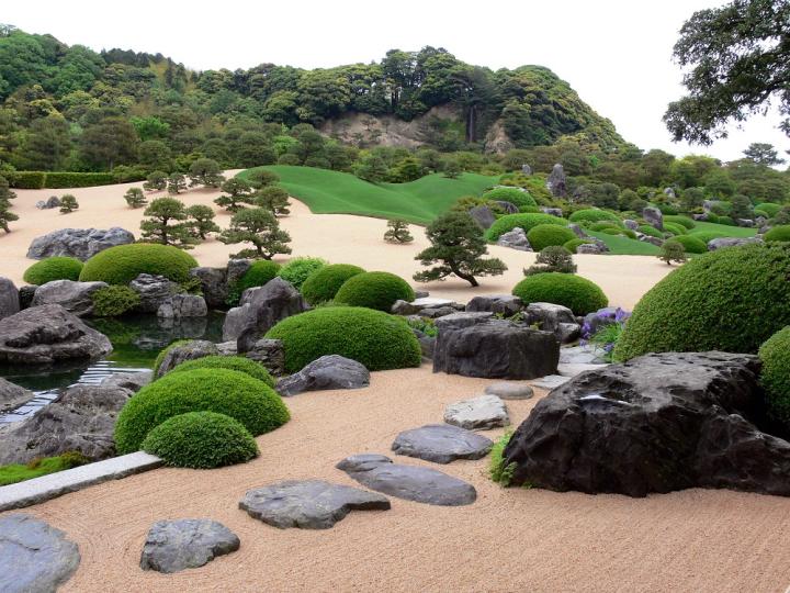 Image de Société. Pendant deux décennies consécutives, le jardin du musée Adachi à Yasugi, au Japon, a été couronné comme le plus beau jardin japonais par le magazine spécialisé américain Sukiya Living. Cette distinction salue non seulement la beauté exceptionnelle du jardin mais souligne également son rôle unique en tant que musée d'art japonais, offrant une expérience artistique et naturelle inégalée. Une Oasis de Sérénité dans le Monde des Jardins Japonais Les jardins japonais, célèbres pour leur atmosphère zen et apaisante, ont conquis le monde par leur esthétique raffinée. Cependant, tous ne se distinguent pas de la même manière. Parmi plus de 1 000 candidats, le jardin du musée Adachi, étalé sur 16,5 hectares, continue de se démarquer, offrant une expérience visuelle et sensorielle unique. Évolution Saisonnière : Un Ballet de Couleurs et de Formes Le jardin Adachi ne se limite pas à une seule esthétique. Il offre une variété de styles, du jardin sec « karesansui » mettant en valeur le sable et les roches à un jardin de mousse en passant par un jardin de pins et de gravier blanc. Cette diversité crée un paysage vivant, évoluant au gré des saisons. Pour les visiteurs, c'est une opportunité de contempler des "œuvres vivantes" qui se transforment au fil du temps, selon l'office de tourisme de Shimane. Récompenses et Reconnaissance Internationale La consécration annuelle par le magazine Sukiya Living n'est qu'une des nombreuses distinctions accordées au jardin du musée Adachi. Avec trois étoiles au Guide Vert Michelin et au Guide Bleu Japon, le jardin a su marquer son empreinte à l'échelle mondiale. Ces récompenses soulignent l'harmonie exceptionnelle entre l'art, la nature et la préservation de l'esthétique japonaise. Un Musée Enrichissant l'Expérience Visuelle Le musée, créé en 1970 par un homme d'affaires japonais visionnaire, abrite des expositions de peintures japonaises qui changent au rythme des saisons, suivant la dynamique naturelle du jardin. Cette fusion entre art et nature crée une expérience immersive où les visiteurs peuvent non seulement apprécier les peintures mais aussi contempler les jardins qui les entourent. Un Voyage Vers la Beauté - Au Bout du Monde Bien que l'accès au jardin du musée Adachi puisse exiger un effort, nécessitant trois heures de train depuis Osaka, l'expérience en vaut la peine. L'absence du Shinkansen dans la région ajoute une couche d'isolement, préservant ainsi le caractère préservé et intime du jardin. Les visiteurs sont récompensés par des paysages à couper le souffle, avec les montagnes en toile de fond, créant une symbiose harmonieuse entre l'homme, l'art et la nature. Une Beauté Immuable à Travers les Âges Le jardin du musée Adachi, avec ses 20 années consécutives au sommet du monde des jardins japonais, transcende le temps. En tant qu'œuvre vivante en perpétuelle évolution, il continue d'inspirer la réflexion sur la beauté, l'art et la connexion intime avec la nature. Quelles leçons peut-on tirer de ce jardin exceptionnel pour cultiver notre appréciation de la beauté éphémère de la vie et de la nature qui nous entoure ?