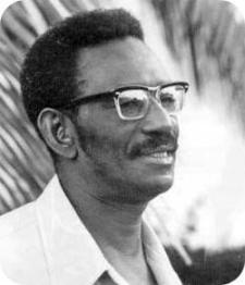 Image de Politique. Cheik Anta Diop Cheikh Anta Diop est un historien, anthropologue et homme politique sénégalais. Il a mis l’accent sur l’apport de l’Afrique et en particulier de l’Afrique noire à la culture et à la civilisation mondiales. Si une grande partie de ses thèses, en particulier au sujet de l’Égypte antique, sont considérées comme dépourvues de fondements solides, Cheikh Anta Diop a toutefois eu un indéniable rôle de visionnaire en ce qui concerne la place de l’Afrique dans l’histoire. Auteur de « Nations nègres et culture » considéré comme un texte majeur dans la renaissance du monde noir. A travers ses ouvrages, il réinvente, au coeur des luttes de l’après Seconde Guerre mondiale, l’antiquité négro-pharaonique à la suite du jamaïcain Edward Wilmot Blyden et de Marcus Garvey. Il est considéré comme le restaurateur de la conscience noir dans l’histoire mondiale. Dans un contexte de marginalisation accélérée du continent, ses travaux, qui marquèrent le retour de la conscience historique de l’Afrique, appellent à la permanence du combat contre les racismes sous toutes leurs formes.