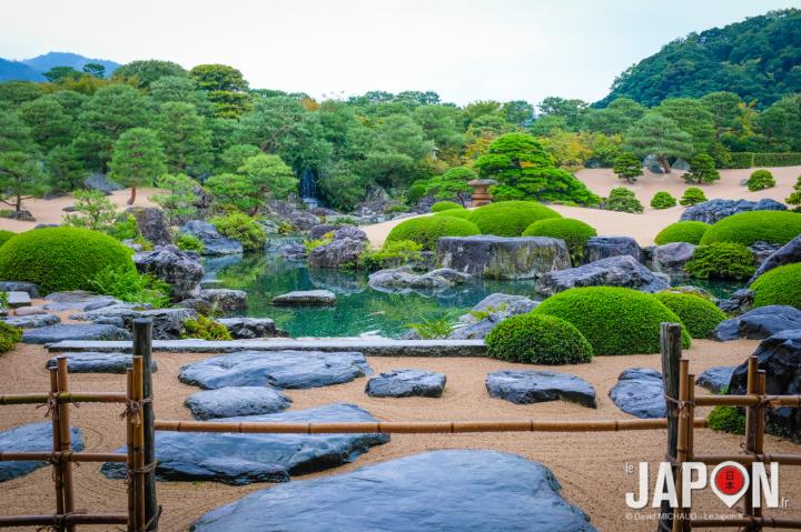 Troisième Image de Société. Pendant deux décennies consécutives, le jardin du musée Adachi à Yasugi, au Japon, a été couronné comme le plus beau jardin japonais par le magazine spécialisé américain Sukiya Living. Cette distinction salue non seulement la beauté exceptionnelle du jardin mais souligne également son rôle unique en tant que musée d'art japonais, offrant une expérience artistique et naturelle inégalée. Une Oasis de Sérénité dans le Monde des Jardins Japonais Les jardins japonais, célèbres pour leur atmosphère zen et apaisante, ont conquis le monde par leur esthétique raffinée. Cependant, tous ne se distinguent pas de la même manière. Parmi plus de 1 000 candidats, le jardin du musée Adachi, étalé sur 16,5 hectares, continue de se démarquer, offrant une expérience visuelle et sensorielle unique. Évolution Saisonnière : Un Ballet de Couleurs et de Formes Le jardin Adachi ne se limite pas à une seule esthétique. Il offre une variété de styles, du jardin sec « karesansui » mettant en valeur le sable et les roches à un jardin de mousse en passant par un jardin de pins et de gravier blanc. Cette diversité crée un paysage vivant, évoluant au gré des saisons. Pour les visiteurs, c'est une opportunité de contempler des "œuvres vivantes" qui se transforment au fil du temps, selon l'office de tourisme de Shimane. Récompenses et Reconnaissance Internationale La consécration annuelle par le magazine Sukiya Living n'est qu'une des nombreuses distinctions accordées au jardin du musée Adachi. Avec trois étoiles au Guide Vert Michelin et au Guide Bleu Japon, le jardin a su marquer son empreinte à l'échelle mondiale. Ces récompenses soulignent l'harmonie exceptionnelle entre l'art, la nature et la préservation de l'esthétique japonaise. Un Musée Enrichissant l'Expérience Visuelle Le musée, créé en 1970 par un homme d'affaires japonais visionnaire, abrite des expositions de peintures japonaises qui changent au rythme des saisons, suivant la dynamique naturelle du jardin. Cette fusion entre art et nature crée une expérience immersive où les visiteurs peuvent non seulement apprécier les peintures mais aussi contempler les jardins qui les entourent. Un Voyage Vers la Beauté - Au Bout du Monde Bien que l'accès au jardin du musée Adachi puisse exiger un effort, nécessitant trois heures de train depuis Osaka, l'expérience en vaut la peine. L'absence du Shinkansen dans la région ajoute une couche d'isolement, préservant ainsi le caractère préservé et intime du jardin. Les visiteurs sont récompensés par des paysages à couper le souffle, avec les montagnes en toile de fond, créant une symbiose harmonieuse entre l'homme, l'art et la nature. Une Beauté Immuable à Travers les Âges Le jardin du musée Adachi, avec ses 20 années consécutives au sommet du monde des jardins japonais, transcende le temps. En tant qu'œuvre vivante en perpétuelle évolution, il continue d'inspirer la réflexion sur la beauté, l'art et la connexion intime avec la nature. Quelles leçons peut-on tirer de ce jardin exceptionnel pour cultiver notre appréciation de la beauté éphémère de la vie et de la nature qui nous entoure ?