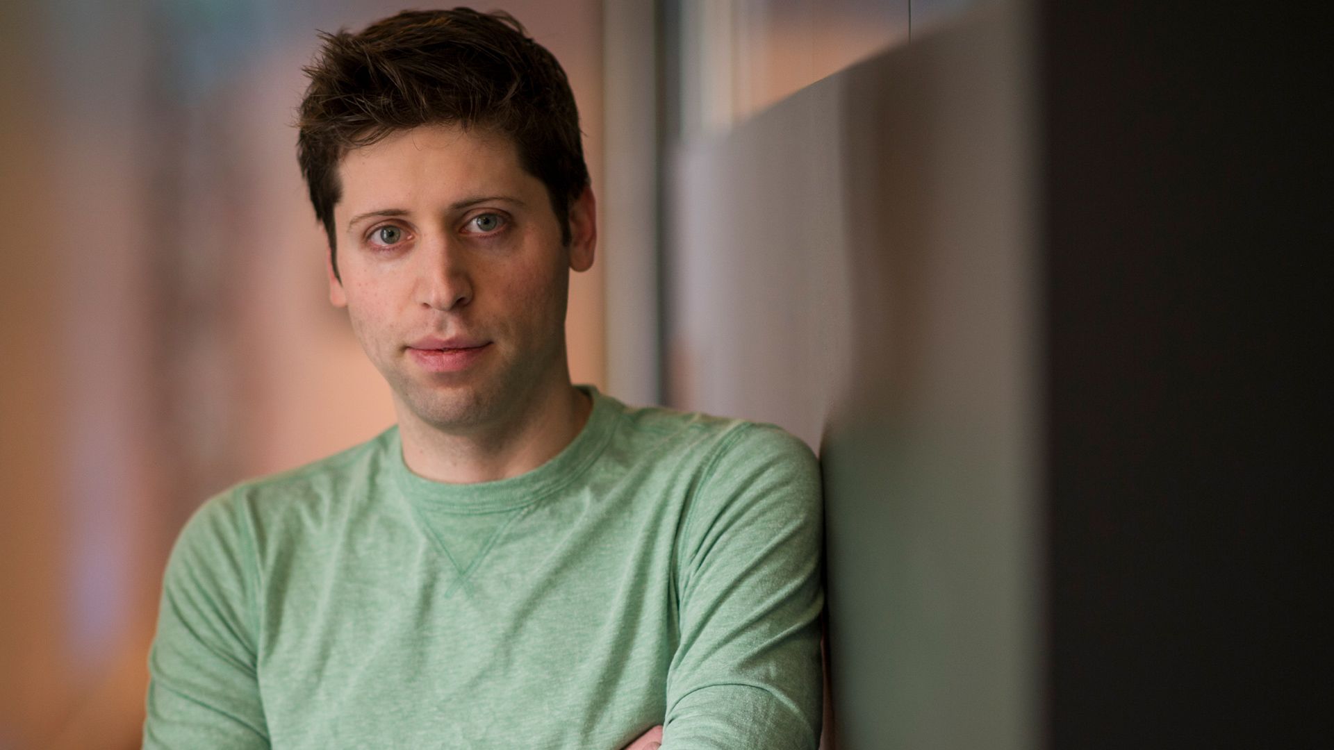 Image de Célébrités. OpenAI, la start-up pionnière dans le domaine de l'intelligence artificielle générative, a créé l'événement en annonçant le retour immédiat de Sam Altman en tant que directeur général, quelques jours seulement après son limogeage tumultueux. Cette nouvelle, survenue dans la nuit du 21 au 22 novembre, met fin à une période de spéculation intense sur le destin de la société, surtout après l'annonce de l'embauche de Sam Altman par Microsoft. Selon le communiqué publié par OpenAI, un accord de principe a été conclu pour le retour de Sam Altman en tant que PDG, accompagné de changements significatifs au sein du conseil d'administration. Bret Taylor prendra la tête du conseil, avec l'arrivée de personnalités notables telles que Larry Summers et Adam D'Angelo. Les détails de cet arrangement sont en cours de finalisation, et l'entreprise a exprimé sa gratitude pour la patience de la communauté pendant cette période. Sam Altman a également confirmé son retour, soulignant le soutien de Satya Nadella, le PDG de Microsoft, dans cette décision. Sur X, il a déclaré, "Avec le nouveau conseil d'administration et le soutien de Satya, j'ai hâte de revenir chez OpenAI et de bâtir un partenariat solide avec Microsoft." Cette annonce survient après que Emmett Shear, ancien dirigeant de Twitch, ait accepté le rôle de numéro un chez OpenAI par intérim. La situation était devenue particulièrement délicate avec la menace de démission de près de 700 des 770 employés d'OpenAI si Sam Altman ne reprenait pas ses fonctions. Cette mobilisation exceptionnelle mettait en lumière l'importance stratégique du leadership de Sam Altman au sein de la société. Le contexte de ce bouleversement s'inscrit dans le contexte de l'avènement de ChatGPT, la première version ayant été lancée le 30 novembre 2022. Ce système d'intelligence artificielle générative a ouvert la voie à une course effrénée dans le domaine de l'IA, capable de créer du contenu sur demande, que ce soit du texte, des images ou des sons. L'IA générative, en raison de son potentiel à transformer des secteurs entiers de l'économie, suscite un enthousiasme généralisé, mais aussi des préoccupations profondes concernant ses possibles impacts sur la démocratie, à travers la désinformation à grande échelle, et sur l'emploi, avec la possibilité de remplacer certaines professions. Cette période de réorganisation chez OpenAI soulève des questions cruciales sur la direction que prendra cette entreprise influente dans le paysage en constante évolution de l'intelligence artificielle. Comment ce changement de leadership influencera-t-il la trajectoire d'OpenAI et ses contributions à l'évolution de l'IA générative ?