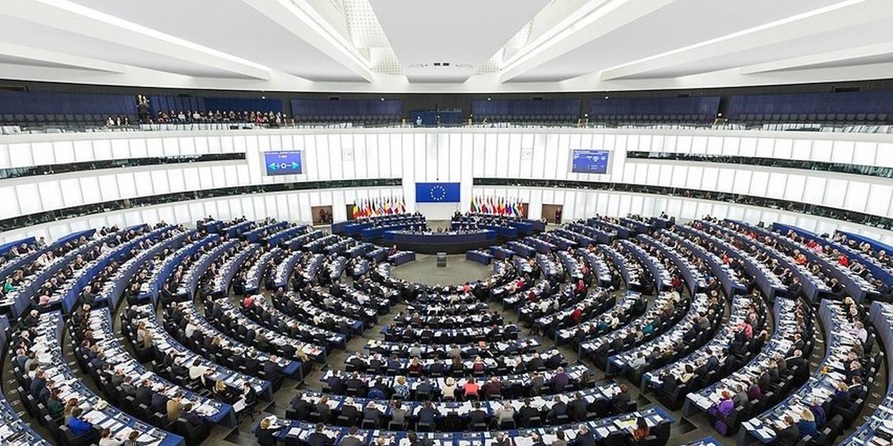 Image de Agriculture. Le 22 novembre 2023, le Parlement européen a rejeté un projet législatif crucial visant à réduire de moitié l'utilisation des pesticides dans l'UE d'ici à 2030. Proposé en juin 2022 par la Commission européenne dans le cadre du Pacte vert de l'UE, ce texte avait pour objectif de diminuer les risques liés aux produits phytosanitaires chimiques. Cependant, des amendements introduits par le Parti populaire européen (PPE, droite) ont significativement affaibli le projet, menant à son rejet par 299 voix lors d'une séance plénière. Cette décision intervient seulement six jours après le renouvellement de l'autorisation du glyphosate pour dix ans, suscitant des inquiétudes croissantes quant à l'impact sur l'environnement. La rapporteuse du texte, l'écologiste Sarah Wiener, a qualifié cette journée de « jour noir » pour l'environnement et les agriculteurs. Les membres du PPE, soutenus par des syndicats agricoles et des États hostiles, ont argumenté que les réglementations environnementales de l'UE étaient trop contraignantes et pourraient compromettre les rendements agricoles. L'eurodéputé allemand Peter Liese du PPE a salué le rejet du texte, affirmant que c'était une victoire pour les agriculteurs, soulignant la nécessité d'abandonner les politiques environnementales jugées inadaptées à la réalité du terrain. Des organisations agricoles majeures, telles que Copa-Cogeca, ont applaudi la décision, considérant le projet comme mal calibré, irréaliste et idéologique. Cette issue suscite des interrogations profondes sur la direction que l'UE prendra en matière de régulation environnementale et sur l'équilibre entre la protection de l'environnement, la santé des agriculteurs et les intérêts économiques. Alors que les élections de juin 2024 se profilent, la question centrale demeure : quelles politiques environnementales l'UE adoptera-t-elle et quel sera leur impact sur l'avenir de l'agriculture et de la biodiversité dans la région ?