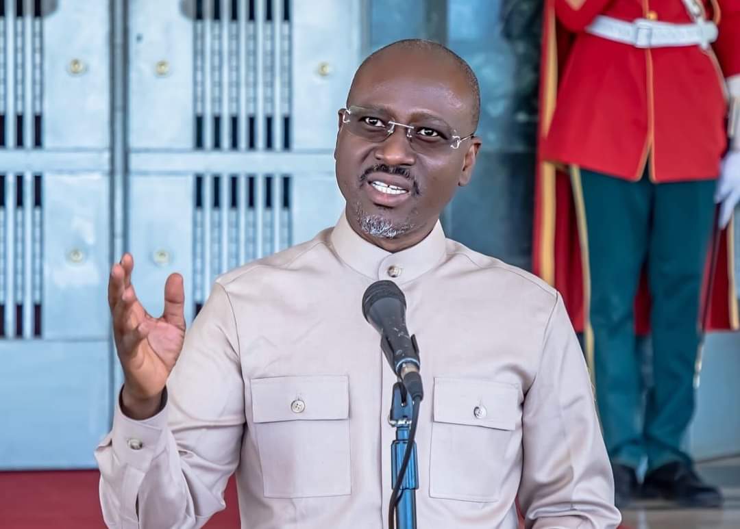 Image de Politique. La présence de l'ancien président de l'Assemblée Nationale ivoirienne, Soro Guillaume, au Burkina Faso a suscité des interrogations et des préoccupations à Abidjan et au-delà. Sa visite dans plusieurs pays de la sous-région alors qu'il est attendu par la justice ivoirienne a soulevé des inquiétudes quant à ses intentions et aux possibles répercussions sur la stabilité politique de la Côte d'Ivoire. Les rencontres de Soro Guillaume avec des personnalités politiques et des acteurs importants au Mali et au Niger, notamment avec des individus associés à des coups d'État passés, ont alimenté les spéculations quant à ses motivations réelles et à la possibilité qu'il puisse être impliqué dans des manœuvres visant à déstabiliser le gouvernement actuel en Côte d'Ivoire. Certains observateurs estiment que ces déplacements pourraient être interprétés comme une tentative de Soro Guillaume de consolider des alliances politiques ou de trouver un soutien régional pour contrer les accusations portées contre lui en Côte d'Ivoire. Cependant, cette interprétation reste sujette à débat et à interprétation. Il est crucial de ne pas céder à la propagation de rumeurs infondées et de maintenir un débat informé et mesuré autour de cette question. Il est également essentiel d'éviter de plonger la population ivoirienne dans un état de panique ou de crainte inutile. Néanmoins, il est légitime de surveiller attentivement l'évolution de la situation et les prochains développements qui pourraient éclairer davantage sur les intentions réelles de Soro Guillaume et leur impact potentiel sur la stabilité politique de la Côte d'Ivoire. En somme, cette présence de Soro Guillaume dans la sous-région et ses rencontres politiques soulèvent des questions importantes quant à ses motivations et aux répercussions possibles pour la Côte d'Ivoire. Comment cela pourrait-il affecter les relations entre Soro Guillaume et les autorités d'Abidjan ? Et quelles mesures pourraient être prises pour assurer la stabilité politique et la sécurité dans la région, tout en préservant les droits et la sécurité des citoyens ivoiriens ?