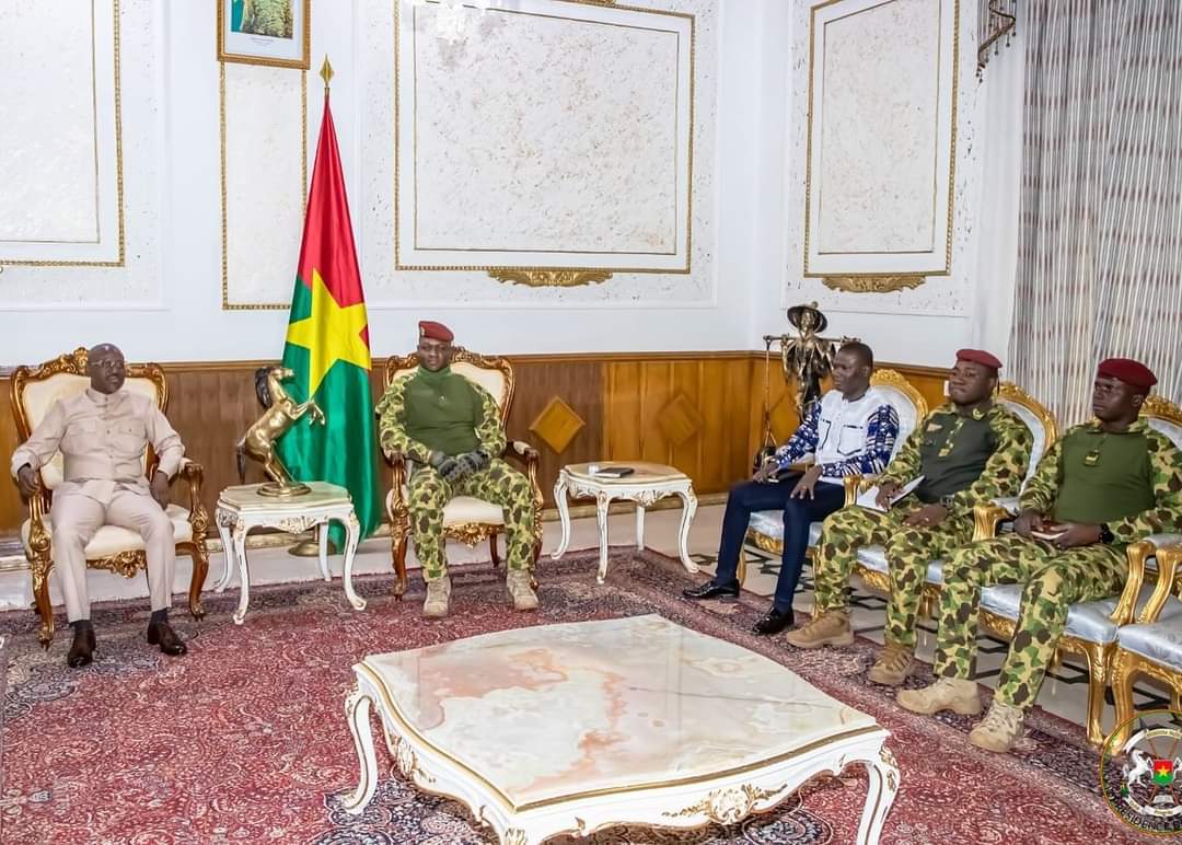 Deuxième Image de Politique. La présence de l'ancien président de l'Assemblée Nationale ivoirienne, Soro Guillaume, au Burkina Faso a suscité des interrogations et des préoccupations à Abidjan et au-delà. Sa visite dans plusieurs pays de la sous-région alors qu'il est attendu par la justice ivoirienne a soulevé des inquiétudes quant à ses intentions et aux possibles répercussions sur la stabilité politique de la Côte d'Ivoire. Les rencontres de Soro Guillaume avec des personnalités politiques et des acteurs importants au Mali et au Niger, notamment avec des individus associés à des coups d'État passés, ont alimenté les spéculations quant à ses motivations réelles et à la possibilité qu'il puisse être impliqué dans des manœuvres visant à déstabiliser le gouvernement actuel en Côte d'Ivoire. Certains observateurs estiment que ces déplacements pourraient être interprétés comme une tentative de Soro Guillaume de consolider des alliances politiques ou de trouver un soutien régional pour contrer les accusations portées contre lui en Côte d'Ivoire. Cependant, cette interprétation reste sujette à débat et à interprétation. Il est crucial de ne pas céder à la propagation de rumeurs infondées et de maintenir un débat informé et mesuré autour de cette question. Il est également essentiel d'éviter de plonger la population ivoirienne dans un état de panique ou de crainte inutile. Néanmoins, il est légitime de surveiller attentivement l'évolution de la situation et les prochains développements qui pourraient éclairer davantage sur les intentions réelles de Soro Guillaume et leur impact potentiel sur la stabilité politique de la Côte d'Ivoire. En somme, cette présence de Soro Guillaume dans la sous-région et ses rencontres politiques soulèvent des questions importantes quant à ses motivations et aux répercussions possibles pour la Côte d'Ivoire. Comment cela pourrait-il affecter les relations entre Soro Guillaume et les autorités d'Abidjan ? Et quelles mesures pourraient être prises pour assurer la stabilité politique et la sécurité dans la région, tout en préservant les droits et la sécurité des citoyens ivoiriens ?