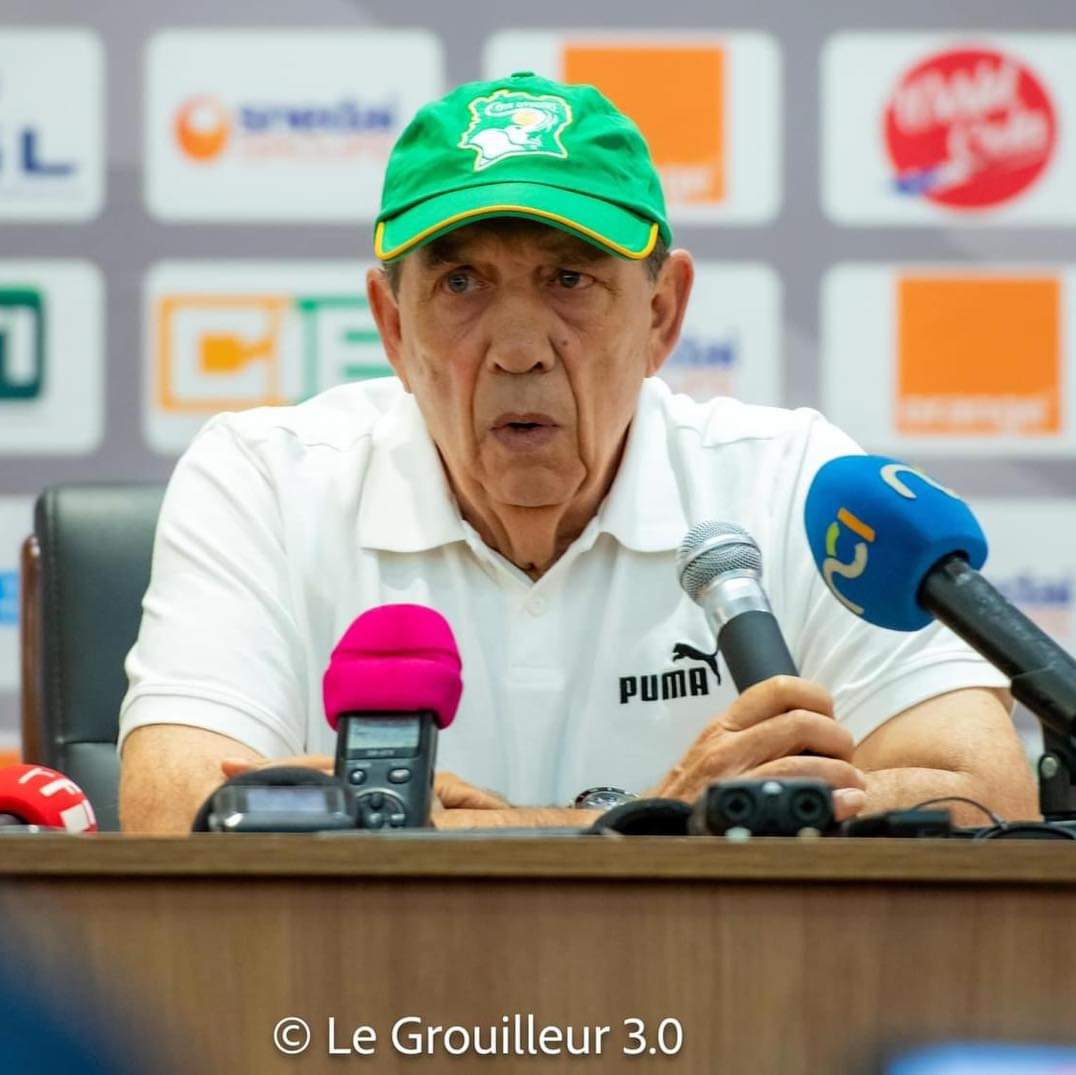 Image de Football. Jean-Louis Gasset, l'entraîneur de l'équipe ivoirienne de football, a récemment évoqué l'absence de Wilfried Zaha, exprimant sa préoccupation quant à la discipline au sein de l'équipe. Gasset a mentionné qu'il avait contacté Zaha après avoir appris que Galatasaray avait demandé l'autorisation de le libérer mardi soir. Il lui avait rappelé l'importance de la présence de tous les joueurs dès le début du rassemblement, soulignant l'approche d'une compétition majeure, la nécessité de resserrer les rangs et de maintenir une discipline stricte. Cependant, Zaha avait confirmé sa venue mardi. Malgré cela, Gasset a choisi de ne pas inclure Zaha dans le groupe pour ce rassemblement, soulignant l'importance de respecter les règles et le timing établis. Cette situation soulève des questions sur la gestion des joueurs internationaux, la nécessité de respecter les engagements d'équipe et les priorités en vue de grands tournois comme la Coupe d'Afrique des Nations (CAN). Comment pensez-vous que de telles situations devraient être gérées au sein des équipes nationales à l'approche de compétitions importantes ?