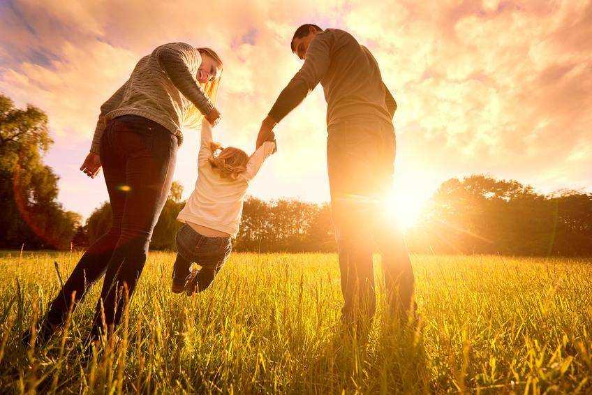 Image de Famille. La question de savoir si la société peut être assimilée à une famille est une réflexion fascinante qui m'amène à explorer les nuances complexes des relations humaines à l'échelle sociale. Je souhaite à travers cette intervention partager mon point de vue personnel sur cette analogie audacieuse, en mettant en lumière à la fois les similitudes et les différences entre une société et une famille. En premier lieu, il est tentant de voir la société comme une famille élargie, où chaque individu joue un rôle spécifique, contribuant à la dynamique collective. De la même manière qu'une famille est composée de membres unis par des liens de sang, la société est constituée d'individus reliés par des liens sociaux, économiques et culturels. Cependant, la complexité de la société, avec ses structures multiples, ses hiérarchies et ses diversités, peut rendre cette comparaison trop simpliste. Dans une famille, les membres partagent souvent un héritage commun, des expériences partagées et des valeurs transmises de génération en génération. De manière similaire, une société peut être façonnée par une histoire commune, des traditions partagées et des valeurs culturelles qui définissent son identité. Cependant, la diversité culturelle au sein d'une société peut également être une source de richesse, apportant une variété d'expériences et de perspectives qui peuvent enrichir la dynamique sociale. Un aspect intéressant de cette comparaison réside dans le rôle des institutions sociales, qui peuvent être considérées comme les "figures parentales" de la société. Les gouvernements, les écoles, les entreprises et d'autres structures jouent un rôle dans la régulation, l'éducation et la fourniture de ressources, tout comme les parents le font au sein d'une famille. Cependant, il est crucial de noter que cette analogie a ses limites, car ces institutions diffèrent considérablement de la relation parent-enfant au niveau individuel. En termes de responsabilité mutuelle, une famille est souvent caractérisée par des liens étroits et une obligation morale de prendre soin les uns des autres. Dans une société, la solidarité sociale et la responsabilité collective sont également des notions importantes, mais elles peuvent être façonnées par des mécanismes plus complexes tels que les politiques publiques, les systèmes de protection sociale et les normes éthiques partagées. D'autre part, les conflits familiaux peuvent être comparés aux conflits sociaux qui émergent au sein d'une société. Les désaccords, les luttes pour le pouvoir et les tensions entre groupes peuvent parfois créer des parallèles intéressants. Cependant, il est essentiel de reconnaître que les enjeux sociaux sont souvent plus vastes et plus complexes, impliquant une diversité d'opinions et d'intérêts. L'idée de "tribus" ou de communautés au sein de la société peut également être associée à la notion de famille élargie. Les groupes sociaux, qu'ils soient définis par des intérêts communs, des valeurs partagées ou d'autres critères, peuvent créer un sentiment d'appartenance similaire à celui que l'on trouve au sein d'une famille. Cependant, cette analogie doit être abordée avec prudence, car elle peut négliger la diversité d'expériences et d'identités au sein de la société. En ce qui concerne l'idée de transmission de valeurs, les familles jouent un rôle crucial dans l'éducation morale et culturelle des individus. De manière analogue, la société agit comme un agent de socialisation, influençant les croyances, les normes et les comportements à travers diverses institutions. Cependant, la diversité d'opinions au sein de la société peut conduire à des tensions sur la définition et l'acceptation de ces valeurs. Il est également important d'explorer la dimension émotionnelle de cette comparaison. Les familles sont souvent associées à un sentiment profond d'affection, de soutien émotionnel et de sécurité. En revanche, la société peut être perçue comme plus impersonnelle, avec des relations sociales souvent régies par des conventions et des normes plutôt que par des liens émotionnels intenses. En conclusion, l'analogie entre la société et une famille peut être suggestive, mais elle ne doit pas être prise de manière littérale. Les similitudes existent, mais les différences sont tout aussi importantes. En participant à cette discussion, j'espère encourager une réflexion approfondie sur la nature complexe des relations sociales et sur la manière dont elles peuvent être comparées à la structure et à la dynamique d'une famille. La société est un tissu complexe de relations humaines, façonnée par une diversité d'expériences, de valeurs et de perspectives, et cette complexité mérite d'être explorée avec nuance et compréhension.