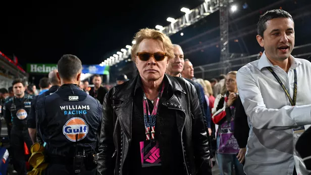 Image de Célébrités. Le leader emblématique du groupe de rock Guns N' Roses, Axl Rose, se retrouve au centre d'une controverse juridique suite à des allégations d'agression sexuelle datant de 1989. La plaignante, Sheila Kennedy, une mannequin américaine qui était également une actrice renommée dans les années 1980, a déposé une plainte au civil devant la cour suprême de l'État de New York. Les détails de la plainte suggèrent que l'incident aurait eu lieu dans une chambre d'hôtel à New York après une rencontre dans une boîte de nuit. Kennedy, née en 1962, était à l'époque une personnalité notoire, ayant posé pour le magazine érotique Penthouse en 1983. Selon la plainte, Axl Rose aurait abusé de sa célébrité et de son statut d'artiste de l'industrie musicale pour manipuler et agresser sexuellement Kennedy. La plainte détaille les conséquences dévastatrices de l'agression alléguée sur la vie de Kennedy, allant de la détresse émotionnelle à des problèmes financiers et psychologiques. L'accusation met en lumière l'abus présumé de pouvoir de la part de Rose, soulignant comment il aurait utilisé sa notoriété pour exercer un contrôle sur la vie de la plaignante. Guns N' Roses, formé en 1984, a connu un immense succès commercial, établissant sa réputation en tant que groupe emblématique du hard rock. Axl Rose, aux côtés de membres originaux tels que Saul "Slash" Hudson et Michael "Duff" McKagan, a contribué à façonner l'histoire de la musique rock. Cependant, ces allégations pourraient avoir des répercussions significatives sur la réputation du groupe et de son leader. Cette affaire s'inscrit dans un contexte plus large de mouvements contre le harcèlement sexuel et les agressions, mettant en lumière la question de la responsabilité des personnalités publiques dans leurs actions passées. Des cas similaires, tels que celui récent impliquant la star du hip-hop Sean Combs, montrent que même des personnalités célèbres ne sont pas à l'abri des conséquences légales de leurs actes présumés. Il est important de noter que ces actions en justice au civil sont rendues possibles par une loi spécifique de l'État de New York, permettant aux victimes de violences sexuelles de porter plainte pour des faits prescrits pendant une période limitée. Cela soulève des questions sur la nécessité d'une réforme législative plus large pour rendre la justice accessible aux victimes au-delà de ces délais stricts. En conclusion, l'affaire Axl Rose met en lumière les complexités entourant les allégations d'agression sexuelle, surtout lorsqu'elles sont liées à des personnalités publiques. Les conséquences potentielles vont au-delà de la carrière individuelle de Rose, touchant également la réputation du groupe et soulevant des questions sur le système légal en place. À mesure que ces cas émergent, il est crucial de continuer à examiner les structures juridiques et sociales pour garantir la justice et la responsabilité. Comment percevez-vous le rôle de la justice dans de tels cas, et quelles réformes pourraient être nécessaires pour assurer une réponse adéquate aux allégations d'agression sexuelle?